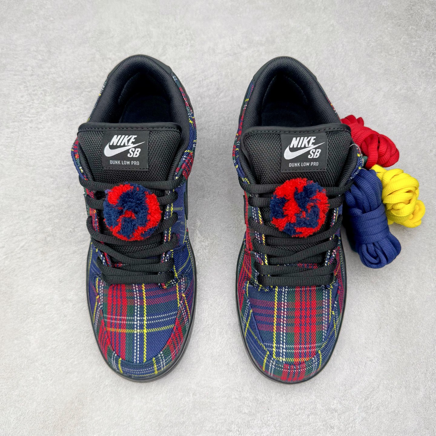 图片[2]-＃纯原 Nardwuar x NK SB Dunk Low 联名苏格兰纹红蓝 II1493-600 独家原厂航空铝磨具打磨大底 鞋头坡度极致还原 原盒原配 圈内天花板工艺 原厂冲刀 超高清洁度 全鞋零毛边皮料切割 全套原楦原模倾力打造完美版型 采用原厂百宏鞋带以及原厂百宏织唛舌标 内标可供原厂几率过验 原厂中底布黄色点胶 原厂中底布拉帮走线遵循公司‼️尺码：36 36.5 37.5 38 38.5 39 40 40.5 41 42 42.5 43 44 44.5 45 46 47.5-选品中心
