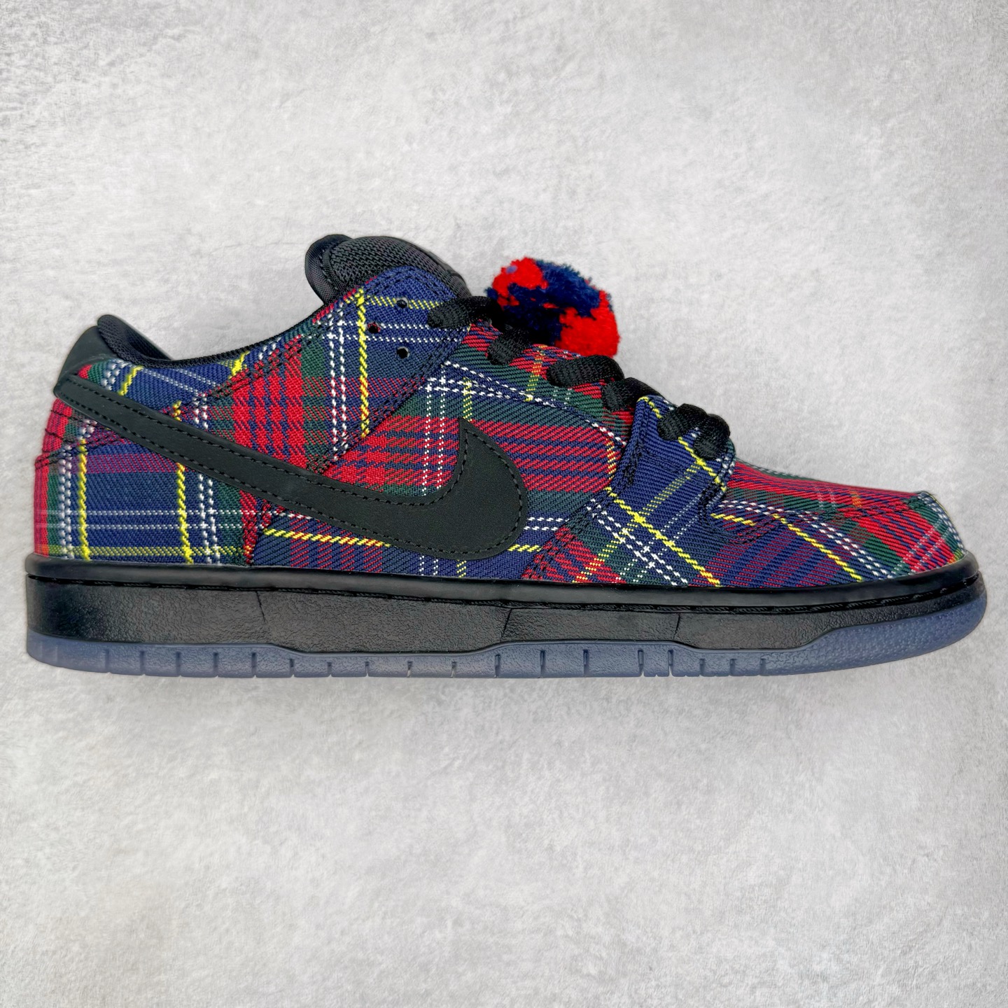 ＃纯原 Nardwuar x NK SB Dunk Low 联名苏格兰纹红蓝 II1493-600 独家原厂航空铝磨具打磨大底 鞋头坡度极致还原 原盒原配 圈内天花板工艺 原厂冲刀 超高清洁度 全鞋零毛边皮料切割 全套原楦原模倾力打造完美版型 采用原厂百宏鞋带以及原厂百宏织唛舌标 内标可供原厂几率过验 原厂中底布黄色点胶 原厂中底布拉帮走线遵循公司‼️尺码：36 36.5 37.5 38 38.5 39 40 40.5 41 42 42.5 43 44 44.5 45 46 47.5-选品中心