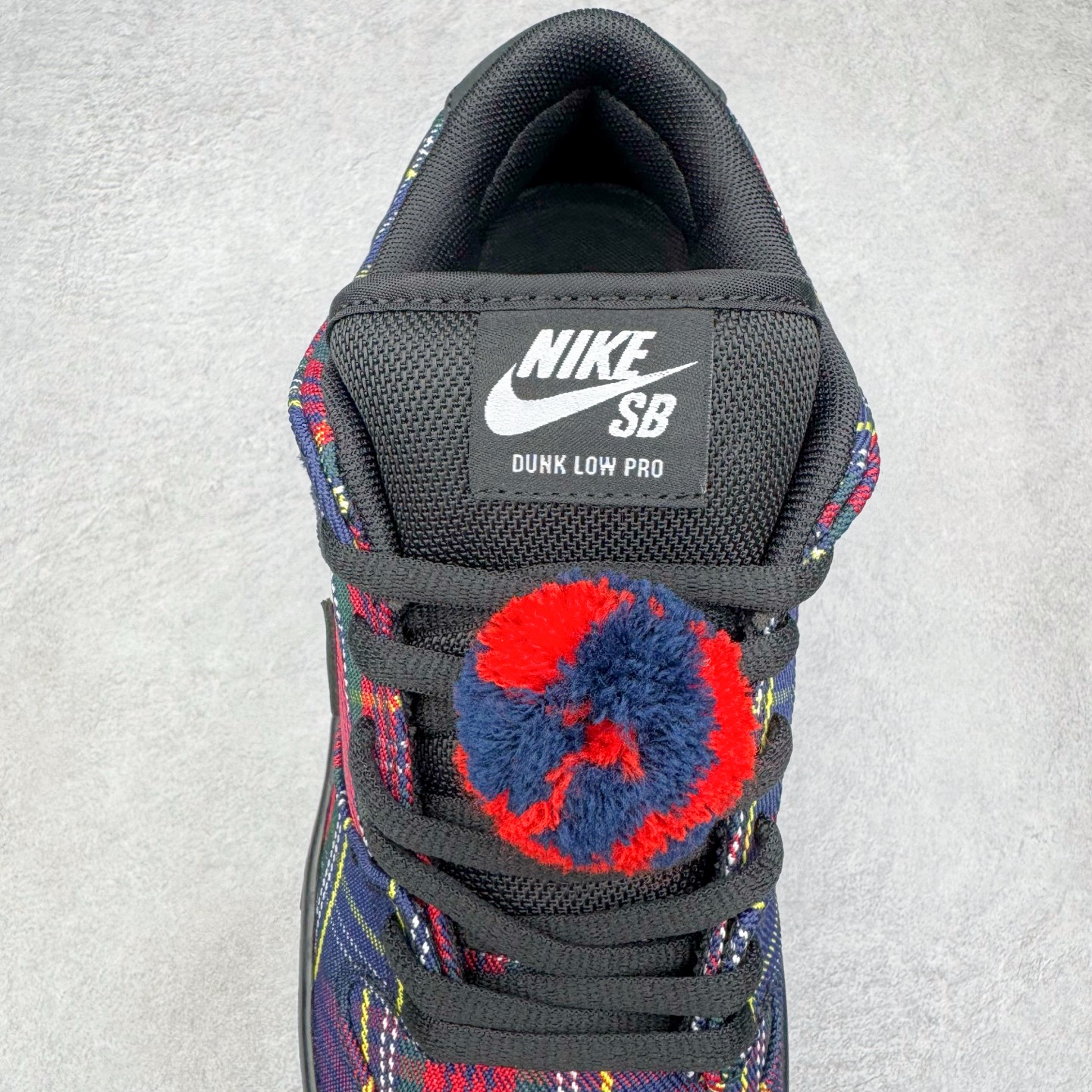 图片[5]-＃纯原 Nardwuar x NK SB Dunk Low 联名苏格兰纹红蓝 II1493-600 独家原厂航空铝磨具打磨大底 鞋头坡度极致还原 原盒原配 圈内天花板工艺 原厂冲刀 超高清洁度 全鞋零毛边皮料切割 全套原楦原模倾力打造完美版型 采用原厂百宏鞋带以及原厂百宏织唛舌标 内标可供原厂几率过验 原厂中底布黄色点胶 原厂中底布拉帮走线遵循公司‼️尺码：36 36.5 37.5 38 38.5 39 40 40.5 41 42 42.5 43 44 44.5 45 46 47.5-选品中心