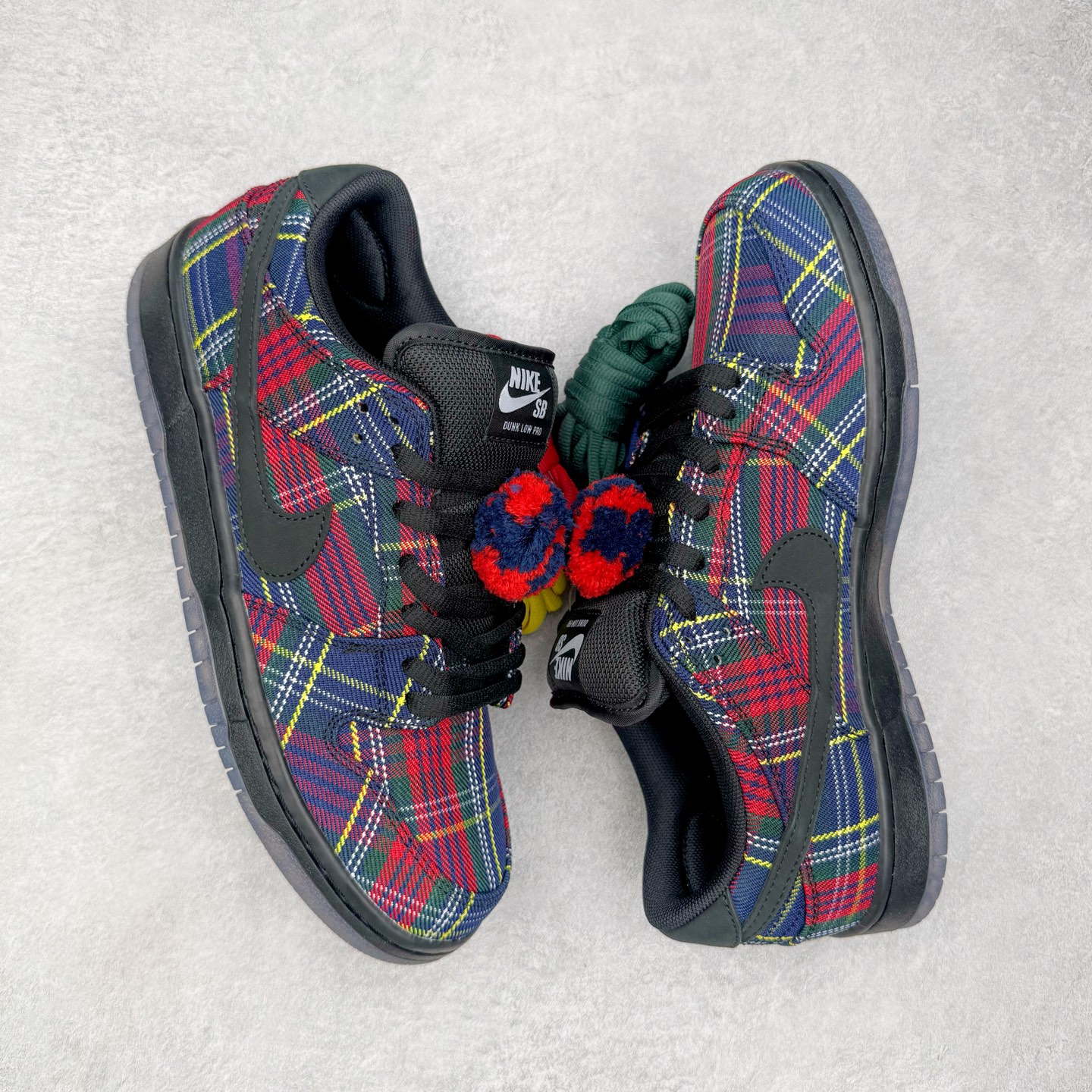 图片[3]-＃纯原 Nardwuar x NK SB Dunk Low 联名苏格兰纹红蓝 II1493-600 独家原厂航空铝磨具打磨大底 鞋头坡度极致还原 原盒原配 圈内天花板工艺 原厂冲刀 超高清洁度 全鞋零毛边皮料切割 全套原楦原模倾力打造完美版型 采用原厂百宏鞋带以及原厂百宏织唛舌标 内标可供原厂几率过验 原厂中底布黄色点胶 原厂中底布拉帮走线遵循公司‼️尺码：36 36.5 37.5 38 38.5 39 40 40.5 41 42 42.5 43 44 44.5 45 46 47.5-选品中心
