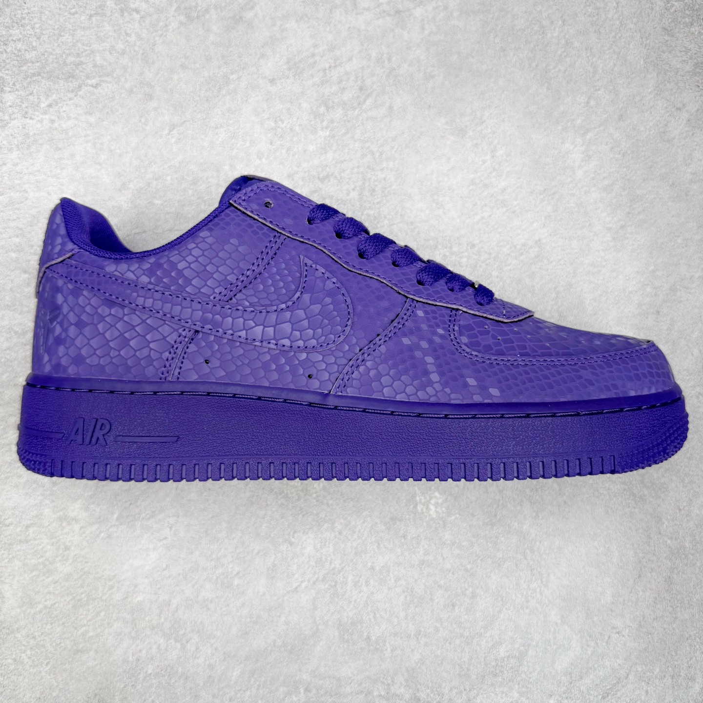 ＃纯原 NK Air Force 1 Low Kobe 空军一号时尚舒适防滑耐磨低帮板鞋 科比紫色 IB0018-500 独家私模大底 头层原厂皮料 原盒原配 不规则波浪大底咬花 全鞋电脑针车 工整有序 视觉效果满分 原厂拉帮手法 标准四线 密度针距针孔大小控制到位 原装反口里网布海绵 正确卡色网眼大小 新版鞋撑改用纸团代替 原厂港宝加持完美还原灵魂版型 原盒原配从里到外百分百还原 原厂全头层原厂皮料 原标原盒 内置Sole气垫 中底白色背胶 中底划线 已经无限的接近公司 原厂楦头 原厂刺绣 后跟弧度修正 尺码：40 40.5 41 42 42.5 43 44 44.5 45 46 47.5 48.5-选品中心