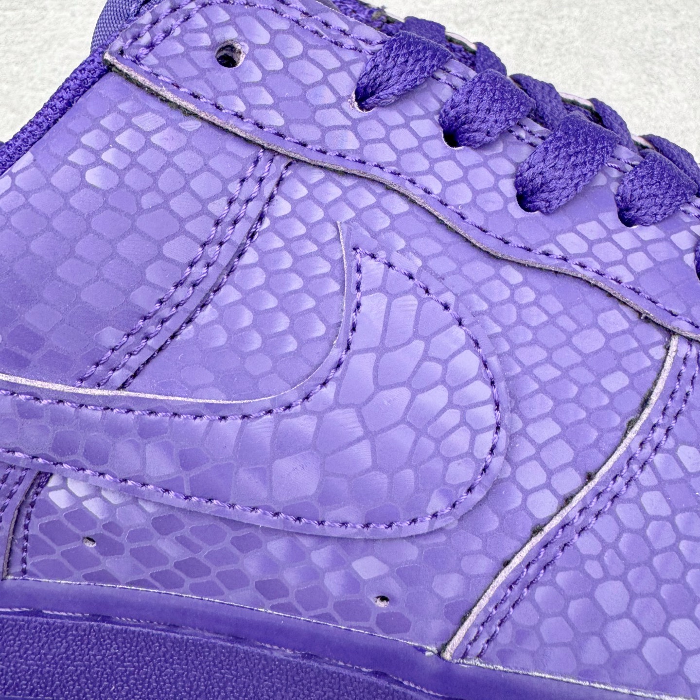 图片[19]-＃纯原 NK Air Force 1 Low Kobe 空军一号时尚舒适防滑耐磨低帮板鞋 科比紫色 IB0018-500 独家私模大底 头层原厂皮料 原盒原配 不规则波浪大底咬花 全鞋电脑针车 工整有序 视觉效果满分 原厂拉帮手法 标准四线 密度针距针孔大小控制到位 原装反口里网布海绵 正确卡色网眼大小 新版鞋撑改用纸团代替 原厂港宝加持完美还原灵魂版型 原盒原配从里到外百分百还原 原厂全头层原厂皮料 原标原盒 内置Sole气垫 中底白色背胶 中底划线 已经无限的接近公司 原厂楦头 原厂刺绣 后跟弧度修正 尺码：40 40.5 41 42 42.5 43 44 44.5 45 46 47.5 48.5-选品中心