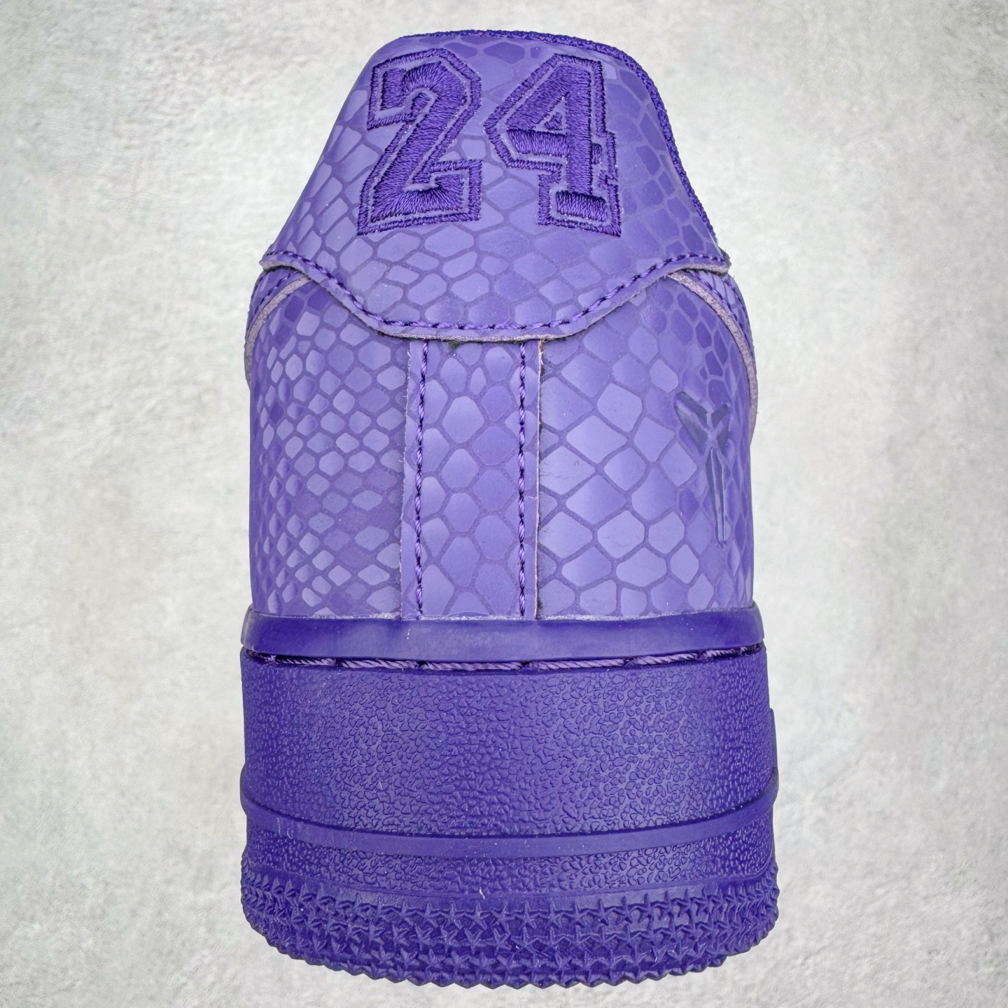 图片[8]-＃纯原 NK Air Force 1 Low Kobe 空军一号时尚舒适防滑耐磨低帮板鞋 科比紫色 IB0018-500 独家私模大底 头层原厂皮料 原盒原配 不规则波浪大底咬花 全鞋电脑针车 工整有序 视觉效果满分 原厂拉帮手法 标准四线 密度针距针孔大小控制到位 原装反口里网布海绵 正确卡色网眼大小 新版鞋撑改用纸团代替 原厂港宝加持完美还原灵魂版型 原盒原配从里到外百分百还原 原厂全头层原厂皮料 原标原盒 内置Sole气垫 中底白色背胶 中底划线 已经无限的接近公司 原厂楦头 原厂刺绣 后跟弧度修正 尺码：40 40.5 41 42 42.5 43 44 44.5 45 46 47.5 48.5-选品中心