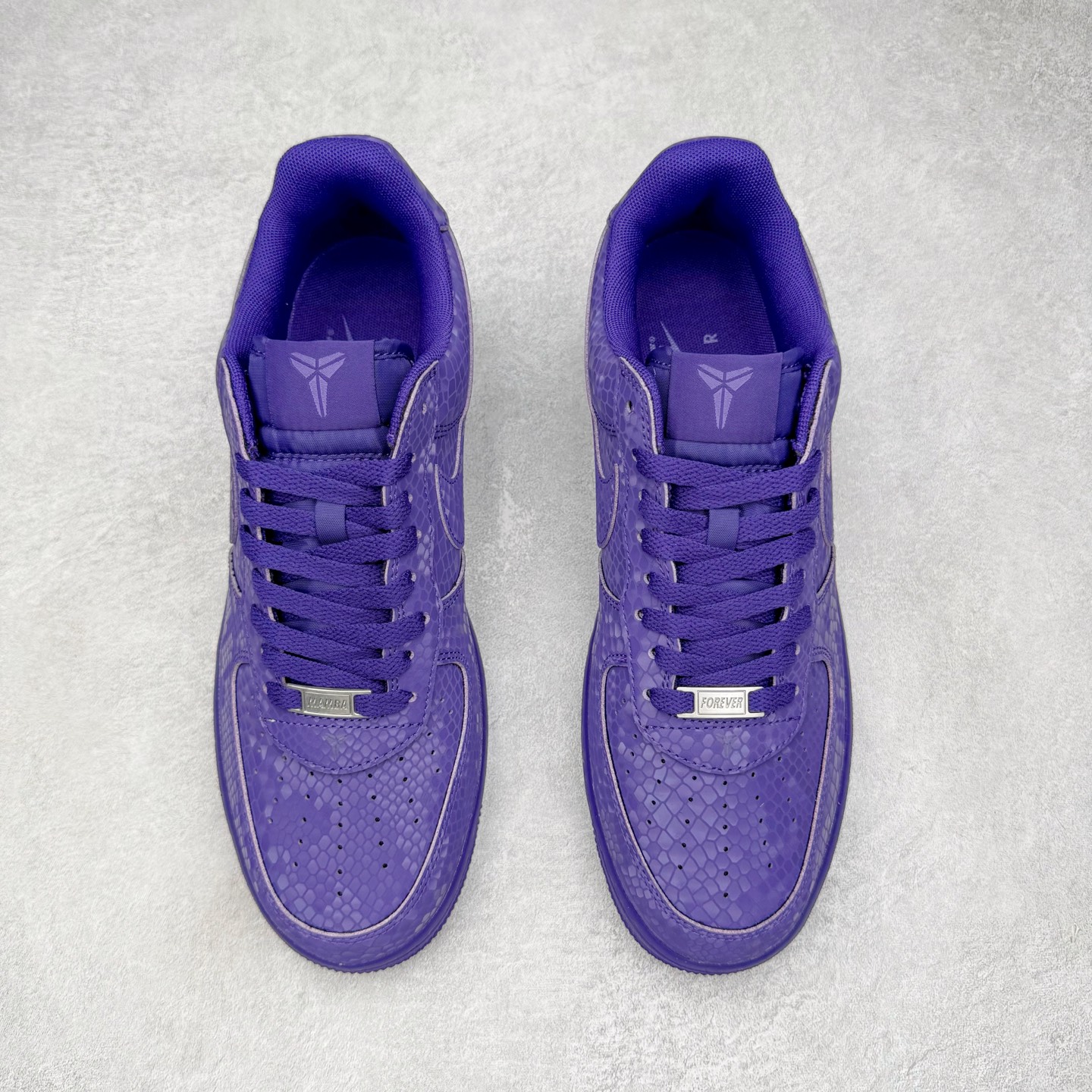 图片[2]-＃纯原 NK Air Force 1 Low Kobe 空军一号时尚舒适防滑耐磨低帮板鞋 科比紫色 IB0018-500 独家私模大底 头层原厂皮料 原盒原配 不规则波浪大底咬花 全鞋电脑针车 工整有序 视觉效果满分 原厂拉帮手法 标准四线 密度针距针孔大小控制到位 原装反口里网布海绵 正确卡色网眼大小 新版鞋撑改用纸团代替 原厂港宝加持完美还原灵魂版型 原盒原配从里到外百分百还原 原厂全头层原厂皮料 原标原盒 内置Sole气垫 中底白色背胶 中底划线 已经无限的接近公司 原厂楦头 原厂刺绣 后跟弧度修正 尺码：40 40.5 41 42 42.5 43 44 44.5 45 46 47.5 48.5-选品中心