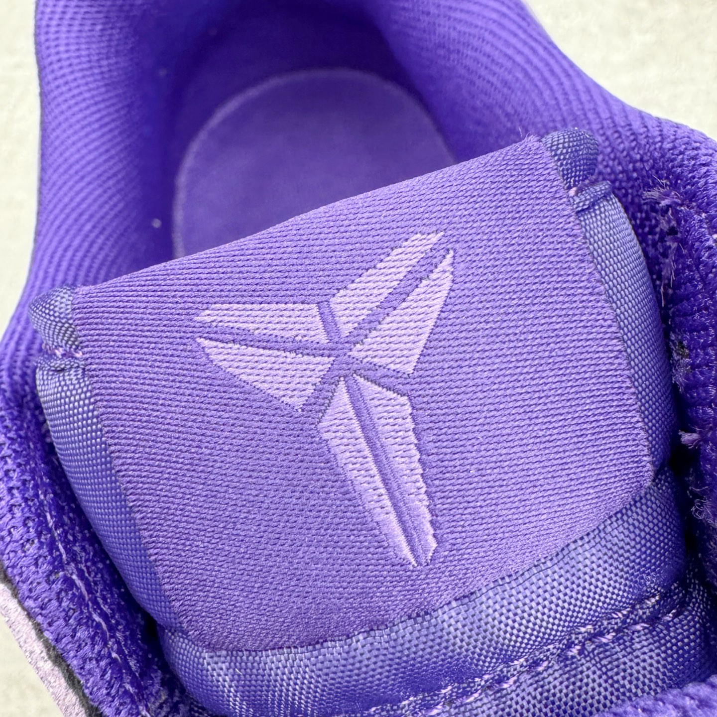 图片[14]-＃纯原 NK Air Force 1 Low Kobe 空军一号时尚舒适防滑耐磨低帮板鞋 科比紫色 IB0018-500 独家私模大底 头层原厂皮料 原盒原配 不规则波浪大底咬花 全鞋电脑针车 工整有序 视觉效果满分 原厂拉帮手法 标准四线 密度针距针孔大小控制到位 原装反口里网布海绵 正确卡色网眼大小 新版鞋撑改用纸团代替 原厂港宝加持完美还原灵魂版型 原盒原配从里到外百分百还原 原厂全头层原厂皮料 原标原盒 内置Sole气垫 中底白色背胶 中底划线 已经无限的接近公司 原厂楦头 原厂刺绣 后跟弧度修正 尺码：40 40.5 41 42 42.5 43 44 44.5 45 46 47.5 48.5-选品中心