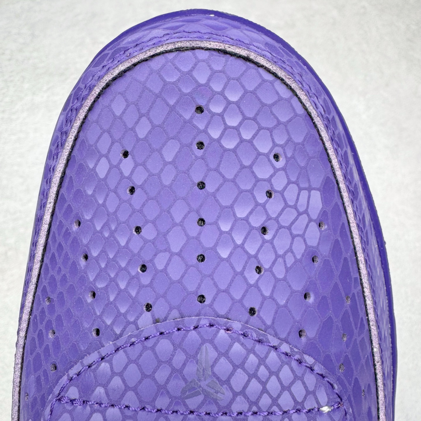 图片[16]-＃纯原 NK Air Force 1 Low Kobe 空军一号时尚舒适防滑耐磨低帮板鞋 科比紫色 IB0018-500 独家私模大底 头层原厂皮料 原盒原配 不规则波浪大底咬花 全鞋电脑针车 工整有序 视觉效果满分 原厂拉帮手法 标准四线 密度针距针孔大小控制到位 原装反口里网布海绵 正确卡色网眼大小 新版鞋撑改用纸团代替 原厂港宝加持完美还原灵魂版型 原盒原配从里到外百分百还原 原厂全头层原厂皮料 原标原盒 内置Sole气垫 中底白色背胶 中底划线 已经无限的接近公司 原厂楦头 原厂刺绣 后跟弧度修正 尺码：40 40.5 41 42 42.5 43 44 44.5 45 46 47.5 48.5-选品中心