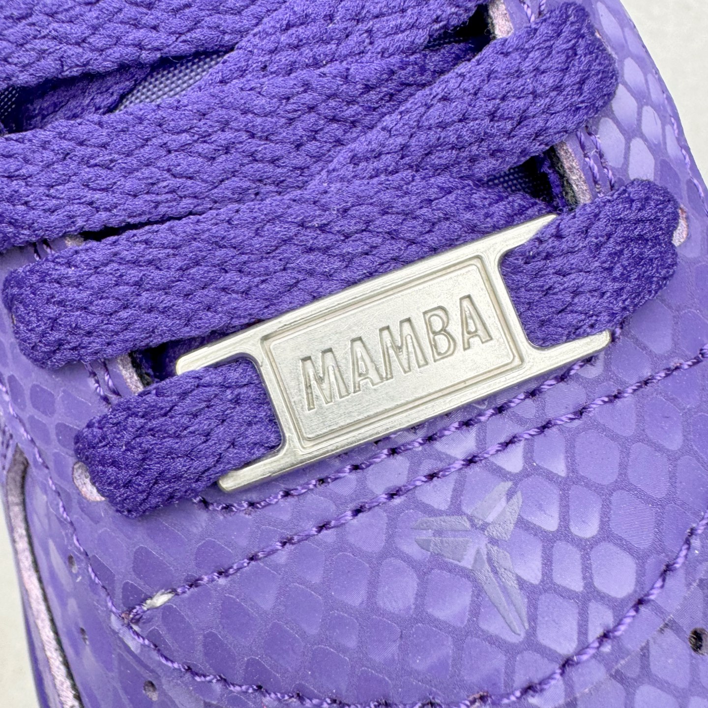 图片[15]-＃纯原 NK Air Force 1 Low Kobe 空军一号时尚舒适防滑耐磨低帮板鞋 科比紫色 IB0018-500 独家私模大底 头层原厂皮料 原盒原配 不规则波浪大底咬花 全鞋电脑针车 工整有序 视觉效果满分 原厂拉帮手法 标准四线 密度针距针孔大小控制到位 原装反口里网布海绵 正确卡色网眼大小 新版鞋撑改用纸团代替 原厂港宝加持完美还原灵魂版型 原盒原配从里到外百分百还原 原厂全头层原厂皮料 原标原盒 内置Sole气垫 中底白色背胶 中底划线 已经无限的接近公司 原厂楦头 原厂刺绣 后跟弧度修正 尺码：40 40.5 41 42 42.5 43 44 44.5 45 46 47.5 48.5-选品中心