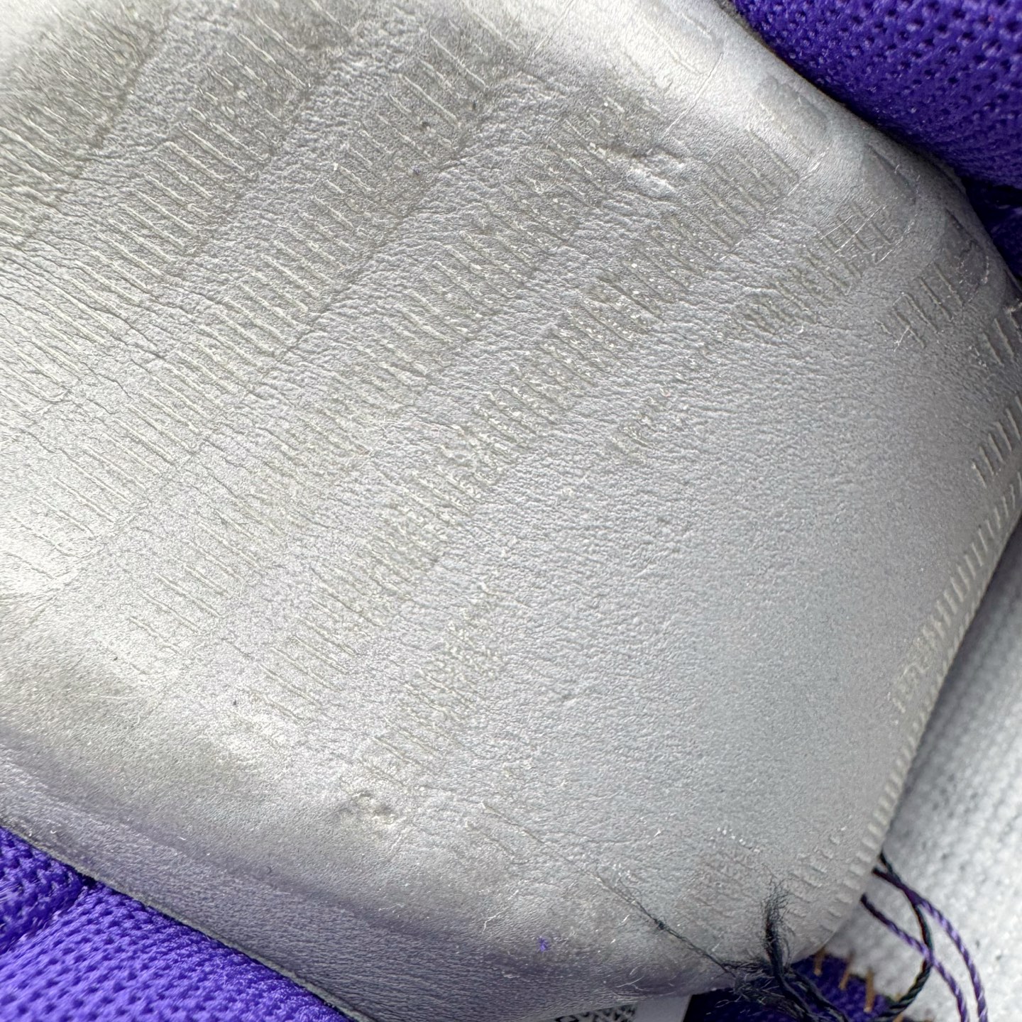 图片[11]-＃纯原 NK Air Force 1 Low Kobe 空军一号时尚舒适防滑耐磨低帮板鞋 科比紫色 IB0018-500 独家私模大底 头层原厂皮料 原盒原配 不规则波浪大底咬花 全鞋电脑针车 工整有序 视觉效果满分 原厂拉帮手法 标准四线 密度针距针孔大小控制到位 原装反口里网布海绵 正确卡色网眼大小 新版鞋撑改用纸团代替 原厂港宝加持完美还原灵魂版型 原盒原配从里到外百分百还原 原厂全头层原厂皮料 原标原盒 内置Sole气垫 中底白色背胶 中底划线 已经无限的接近公司 原厂楦头 原厂刺绣 后跟弧度修正 尺码：40 40.5 41 42 42.5 43 44 44.5 45 46 47.5 48.5-选品中心