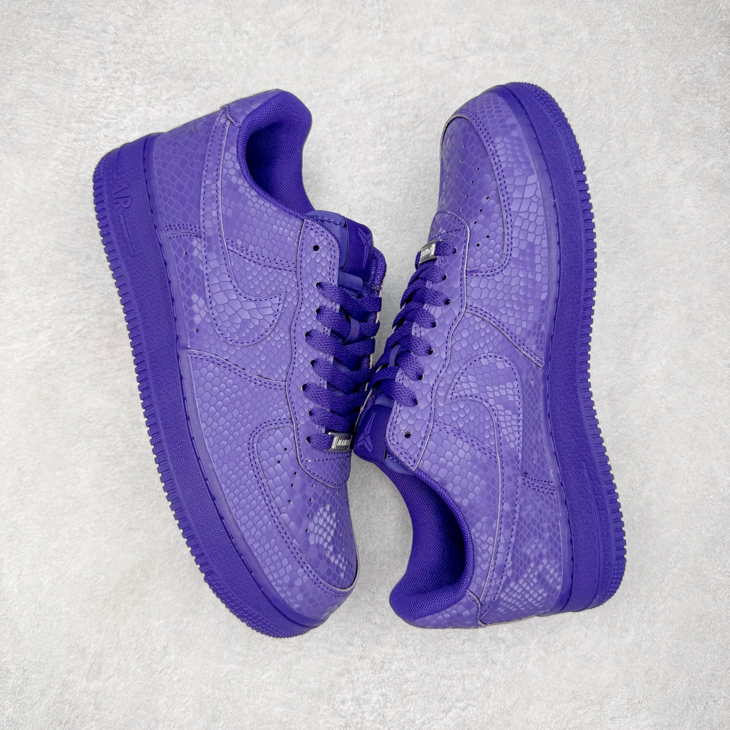 图片[3]-＃纯原 NK Air Force 1 Low Kobe 空军一号时尚舒适防滑耐磨低帮板鞋 科比紫色 IB0018-500 独家私模大底 头层原厂皮料 原盒原配 不规则波浪大底咬花 全鞋电脑针车 工整有序 视觉效果满分 原厂拉帮手法 标准四线 密度针距针孔大小控制到位 原装反口里网布海绵 正确卡色网眼大小 新版鞋撑改用纸团代替 原厂港宝加持完美还原灵魂版型 原盒原配从里到外百分百还原 原厂全头层原厂皮料 原标原盒 内置Sole气垫 中底白色背胶 中底划线 已经无限的接近公司 原厂楦头 原厂刺绣 后跟弧度修正 尺码：40 40.5 41 42 42.5 43 44 44.5 45 46 47.5 48.5-选品中心