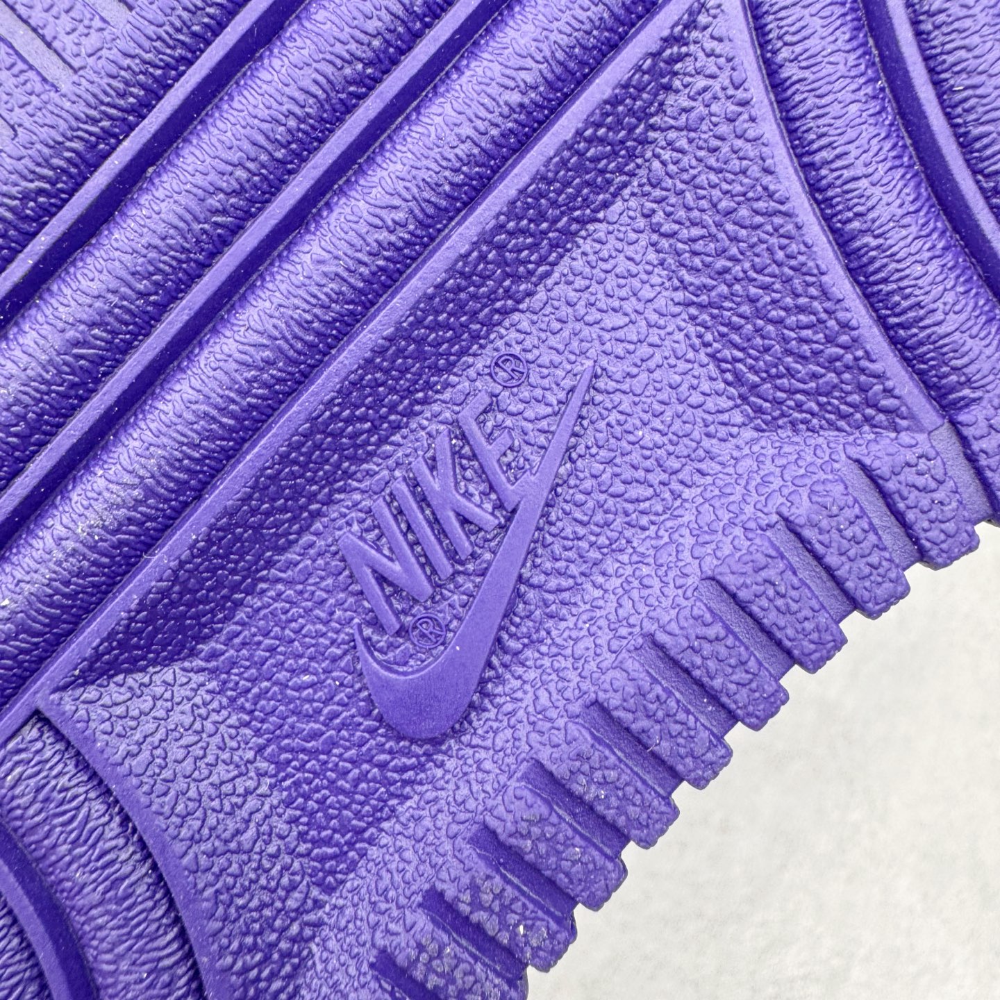 图片[20]-＃纯原 NK Air Force 1 Low Kobe 空军一号时尚舒适防滑耐磨低帮板鞋 科比紫色 IB0018-500 独家私模大底 头层原厂皮料 原盒原配 不规则波浪大底咬花 全鞋电脑针车 工整有序 视觉效果满分 原厂拉帮手法 标准四线 密度针距针孔大小控制到位 原装反口里网布海绵 正确卡色网眼大小 新版鞋撑改用纸团代替 原厂港宝加持完美还原灵魂版型 原盒原配从里到外百分百还原 原厂全头层原厂皮料 原标原盒 内置Sole气垫 中底白色背胶 中底划线 已经无限的接近公司 原厂楦头 原厂刺绣 后跟弧度修正 尺码：40 40.5 41 42 42.5 43 44 44.5 45 46 47.5 48.5-选品中心