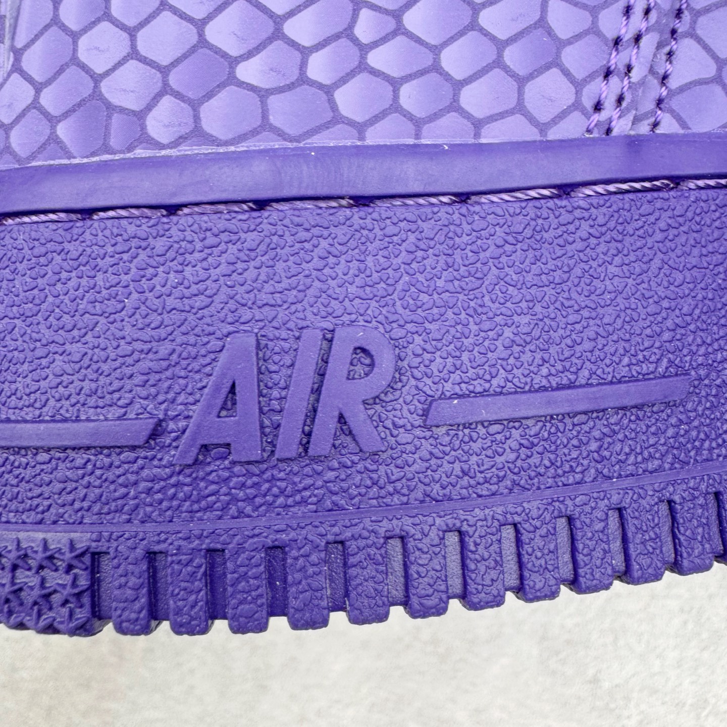 图片[18]-＃纯原 NK Air Force 1 Low Kobe 空军一号时尚舒适防滑耐磨低帮板鞋 科比紫色 IB0018-500 独家私模大底 头层原厂皮料 原盒原配 不规则波浪大底咬花 全鞋电脑针车 工整有序 视觉效果满分 原厂拉帮手法 标准四线 密度针距针孔大小控制到位 原装反口里网布海绵 正确卡色网眼大小 新版鞋撑改用纸团代替 原厂港宝加持完美还原灵魂版型 原盒原配从里到外百分百还原 原厂全头层原厂皮料 原标原盒 内置Sole气垫 中底白色背胶 中底划线 已经无限的接近公司 原厂楦头 原厂刺绣 后跟弧度修正 尺码：40 40.5 41 42 42.5 43 44 44.5 45 46 47.5 48.5-选品中心