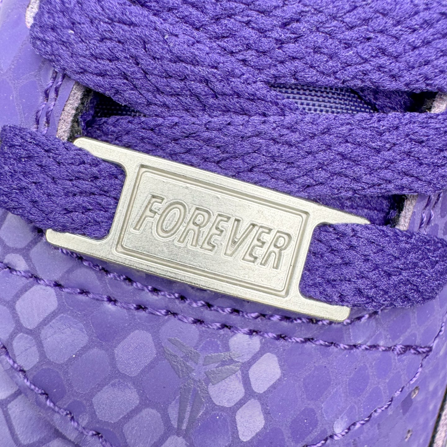 图片[13]-＃纯原 NK Air Force 1 Low Kobe 空军一号时尚舒适防滑耐磨低帮板鞋 科比紫色 IB0018-500 独家私模大底 头层原厂皮料 原盒原配 不规则波浪大底咬花 全鞋电脑针车 工整有序 视觉效果满分 原厂拉帮手法 标准四线 密度针距针孔大小控制到位 原装反口里网布海绵 正确卡色网眼大小 新版鞋撑改用纸团代替 原厂港宝加持完美还原灵魂版型 原盒原配从里到外百分百还原 原厂全头层原厂皮料 原标原盒 内置Sole气垫 中底白色背胶 中底划线 已经无限的接近公司 原厂楦头 原厂刺绣 后跟弧度修正 尺码：40 40.5 41 42 42.5 43 44 44.5 45 46 47.5 48.5-选品中心