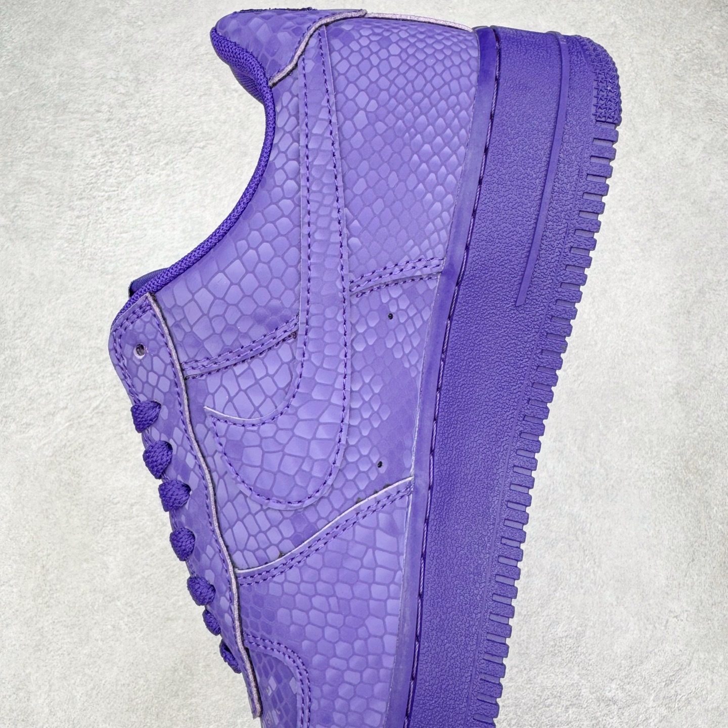 图片[7]-＃纯原 NK Air Force 1 Low Kobe 空军一号时尚舒适防滑耐磨低帮板鞋 科比紫色 IB0018-500 独家私模大底 头层原厂皮料 原盒原配 不规则波浪大底咬花 全鞋电脑针车 工整有序 视觉效果满分 原厂拉帮手法 标准四线 密度针距针孔大小控制到位 原装反口里网布海绵 正确卡色网眼大小 新版鞋撑改用纸团代替 原厂港宝加持完美还原灵魂版型 原盒原配从里到外百分百还原 原厂全头层原厂皮料 原标原盒 内置Sole气垫 中底白色背胶 中底划线 已经无限的接近公司 原厂楦头 原厂刺绣 后跟弧度修正 尺码：40 40.5 41 42 42.5 43 44 44.5 45 46 47.5 48.5-选品中心