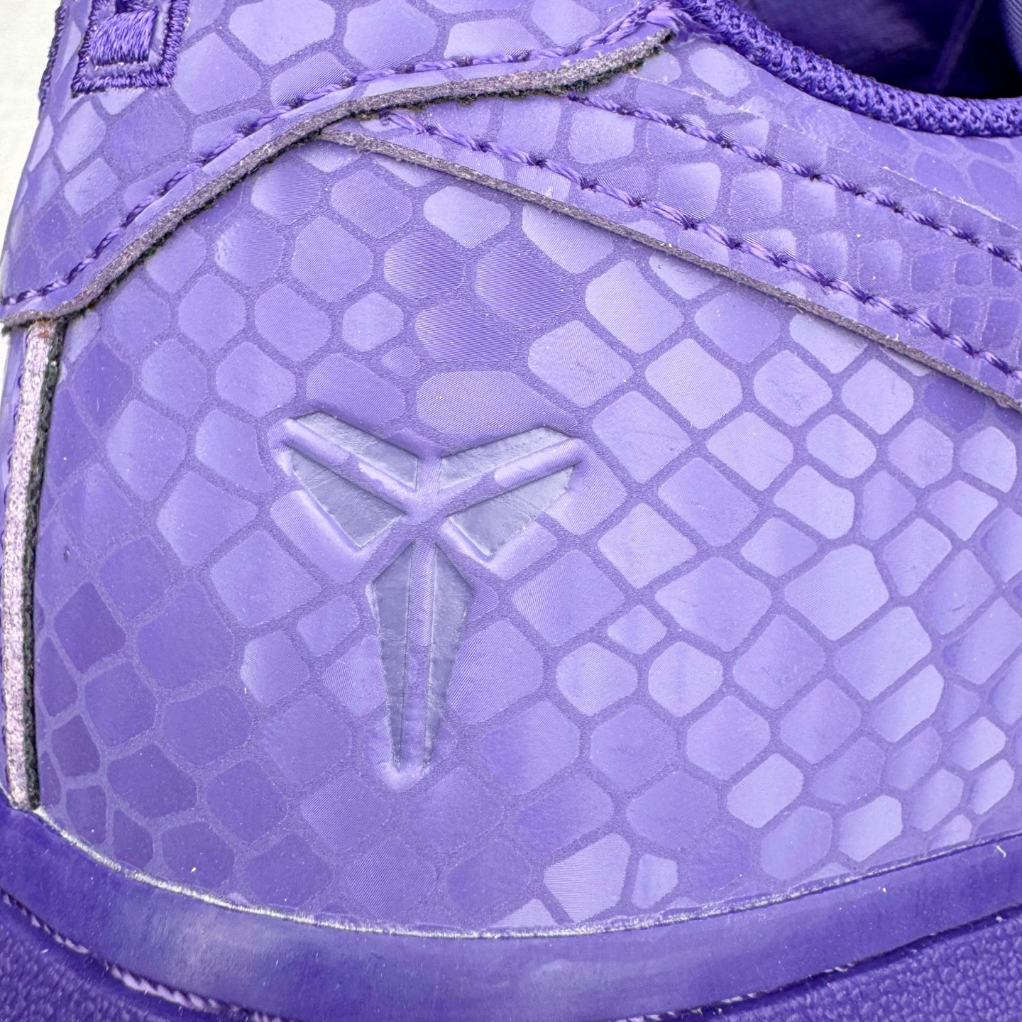 图片[17]-＃纯原 NK Air Force 1 Low Kobe 空军一号时尚舒适防滑耐磨低帮板鞋 科比紫色 IB0018-500 独家私模大底 头层原厂皮料 原盒原配 不规则波浪大底咬花 全鞋电脑针车 工整有序 视觉效果满分 原厂拉帮手法 标准四线 密度针距针孔大小控制到位 原装反口里网布海绵 正确卡色网眼大小 新版鞋撑改用纸团代替 原厂港宝加持完美还原灵魂版型 原盒原配从里到外百分百还原 原厂全头层原厂皮料 原标原盒 内置Sole气垫 中底白色背胶 中底划线 已经无限的接近公司 原厂楦头 原厂刺绣 后跟弧度修正 尺码：40 40.5 41 42 42.5 43 44 44.5 45 46 47.5 48.5-选品中心