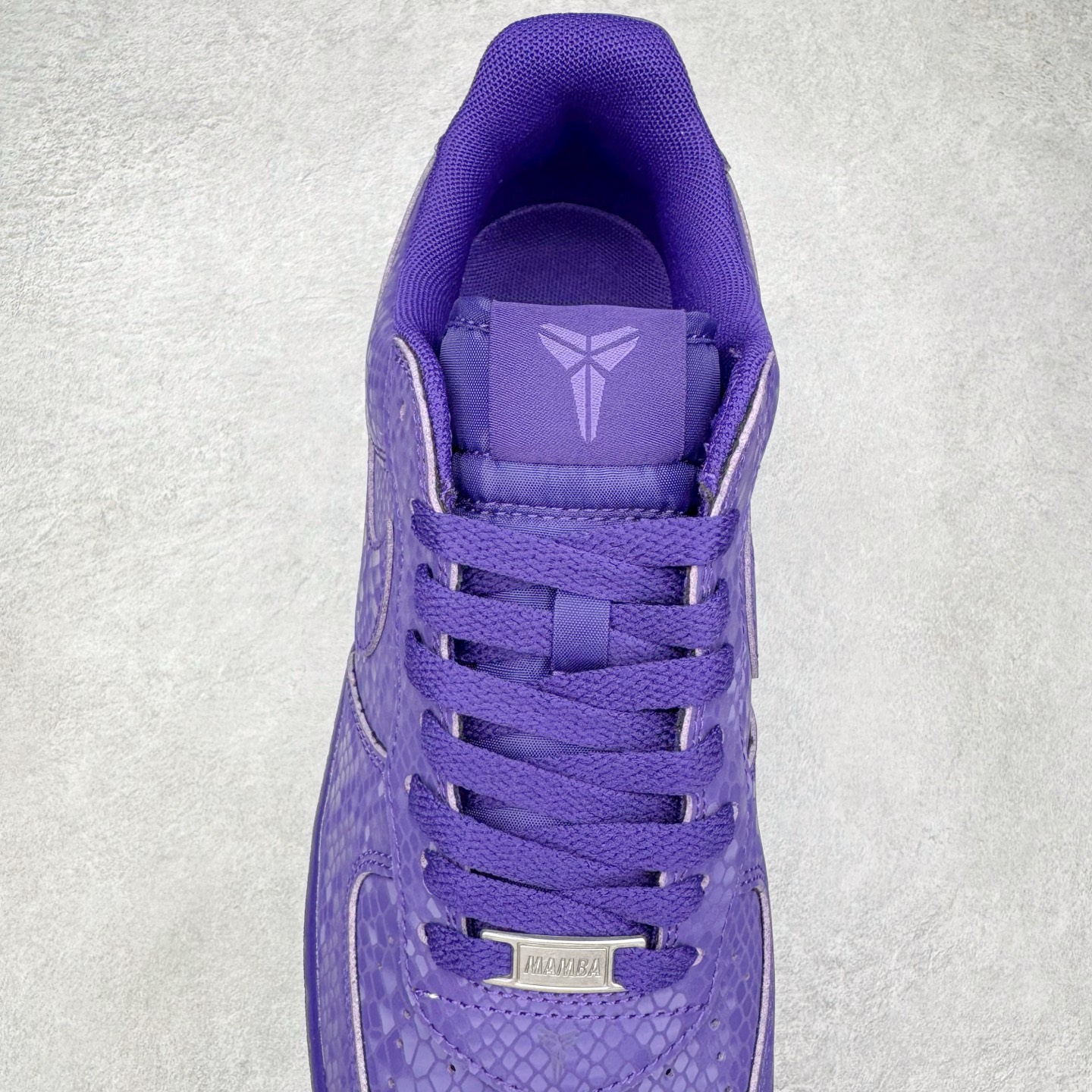 图片[5]-＃纯原 NK Air Force 1 Low Kobe 空军一号时尚舒适防滑耐磨低帮板鞋 科比紫色 IB0018-500 独家私模大底 头层原厂皮料 原盒原配 不规则波浪大底咬花 全鞋电脑针车 工整有序 视觉效果满分 原厂拉帮手法 标准四线 密度针距针孔大小控制到位 原装反口里网布海绵 正确卡色网眼大小 新版鞋撑改用纸团代替 原厂港宝加持完美还原灵魂版型 原盒原配从里到外百分百还原 原厂全头层原厂皮料 原标原盒 内置Sole气垫 中底白色背胶 中底划线 已经无限的接近公司 原厂楦头 原厂刺绣 后跟弧度修正 尺码：40 40.5 41 42 42.5 43 44 44.5 45 46 47.5 48.5-选品中心