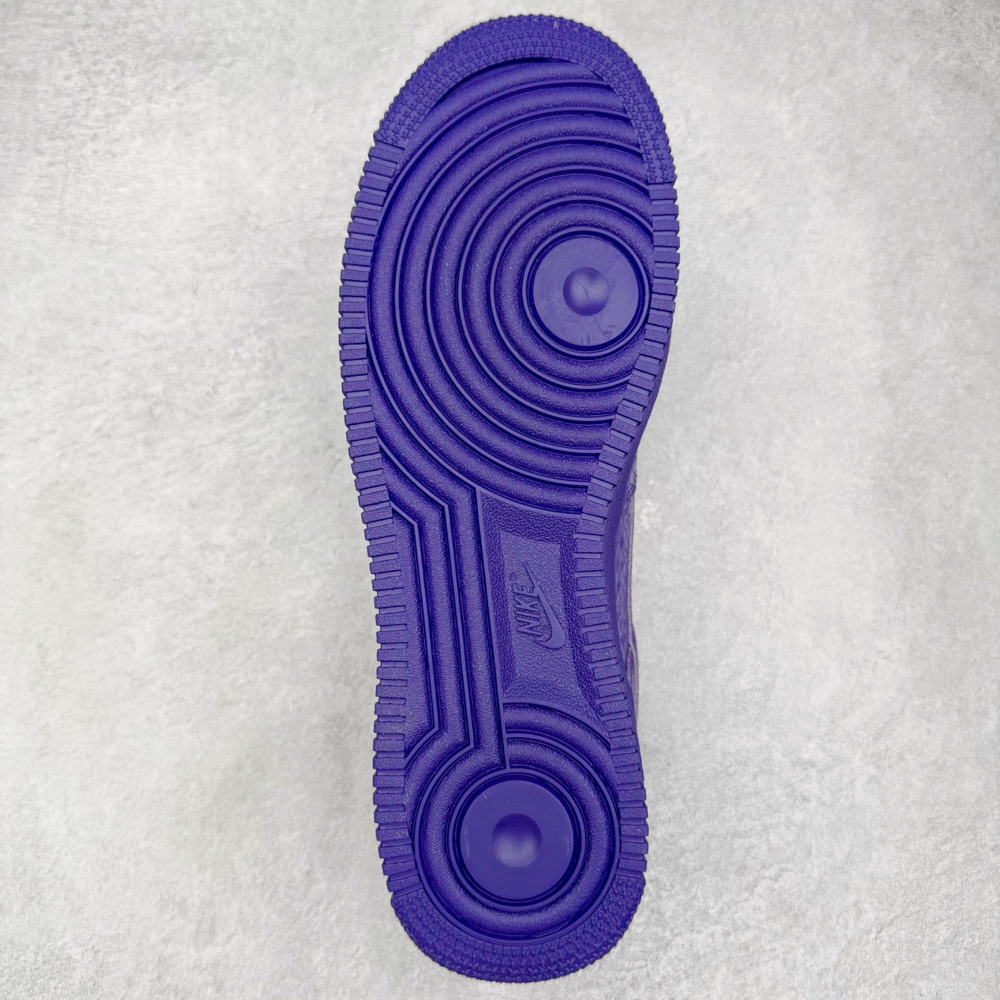 图片[9]-＃纯原 NK Air Force 1 Low Kobe 空军一号时尚舒适防滑耐磨低帮板鞋 科比紫色 IB0018-500 独家私模大底 头层原厂皮料 原盒原配 不规则波浪大底咬花 全鞋电脑针车 工整有序 视觉效果满分 原厂拉帮手法 标准四线 密度针距针孔大小控制到位 原装反口里网布海绵 正确卡色网眼大小 新版鞋撑改用纸团代替 原厂港宝加持完美还原灵魂版型 原盒原配从里到外百分百还原 原厂全头层原厂皮料 原标原盒 内置Sole气垫 中底白色背胶 中底划线 已经无限的接近公司 原厂楦头 原厂刺绣 后跟弧度修正 尺码：40 40.5 41 42 42.5 43 44 44.5 45 46 47.5 48.5-选品中心