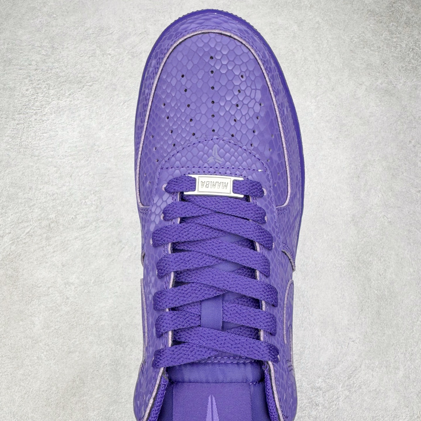 图片[4]-＃纯原 NK Air Force 1 Low Kobe 空军一号时尚舒适防滑耐磨低帮板鞋 科比紫色 IB0018-500 独家私模大底 头层原厂皮料 原盒原配 不规则波浪大底咬花 全鞋电脑针车 工整有序 视觉效果满分 原厂拉帮手法 标准四线 密度针距针孔大小控制到位 原装反口里网布海绵 正确卡色网眼大小 新版鞋撑改用纸团代替 原厂港宝加持完美还原灵魂版型 原盒原配从里到外百分百还原 原厂全头层原厂皮料 原标原盒 内置Sole气垫 中底白色背胶 中底划线 已经无限的接近公司 原厂楦头 原厂刺绣 后跟弧度修正 尺码：40 40.5 41 42 42.5 43 44 44.5 45 46 47.5 48.5-选品中心