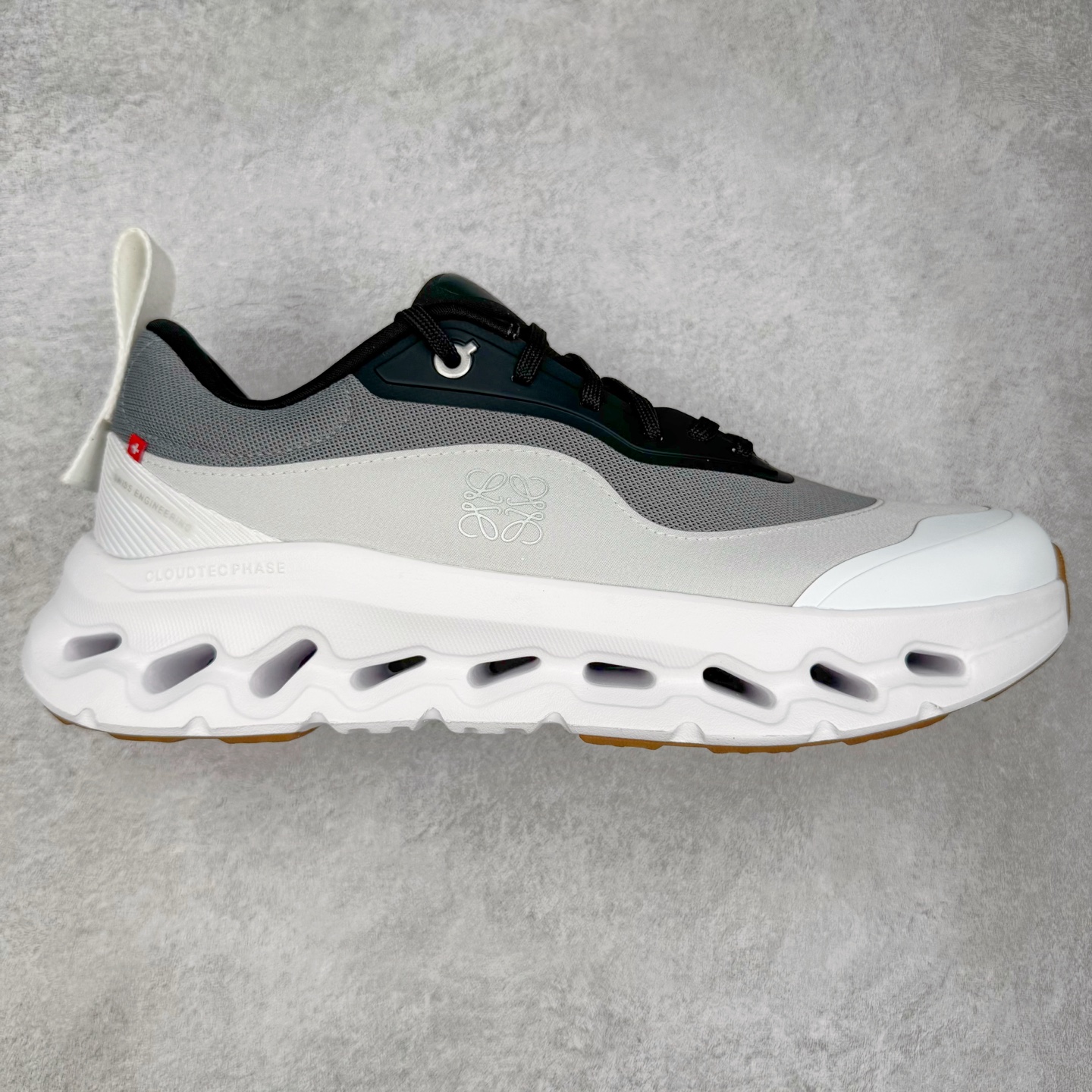 ＃M纯原 LOEWE x On Cloudtilt 2.0 昂跑罗意威联名 圆头系带生活休闲鞋 此运动品牌 开创于2010年 缓震着陆、强效回弹、轻柔质感的设计构思始终是ON研制关键 与此同时基于“为全球提供革新性的跑步感受”信念 陆续推出了多款跑鞋及其以专业运动人体跑步工程学为设计关键的功能性跑步服饰设备 让跑者不费力气地畅快畅跑 尺码：36 36.5 37.5 38 38.5 39 40 40.5 41 42 42.5 43 44 44.5 45 46-选品中心