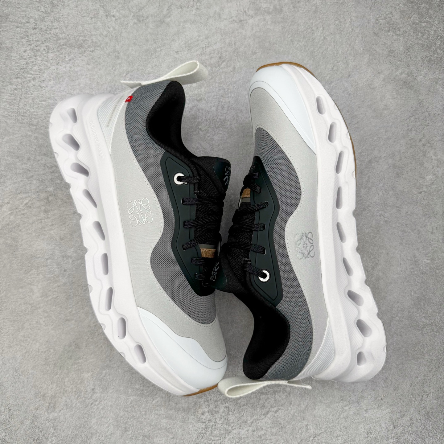 图片[3]-＃M纯原 LOEWE x On Cloudtilt 2.0 昂跑罗意威联名 圆头系带生活休闲鞋 此运动品牌 开创于2010年 缓震着陆、强效回弹、轻柔质感的设计构思始终是ON研制关键 与此同时基于“为全球提供革新性的跑步感受”信念 陆续推出了多款跑鞋及其以专业运动人体跑步工程学为设计关键的功能性跑步服饰设备 让跑者不费力气地畅快畅跑 尺码：36 36.5 37.5 38 38.5 39 40 40.5 41 42 42.5 43 44 44.5 45 46-选品中心