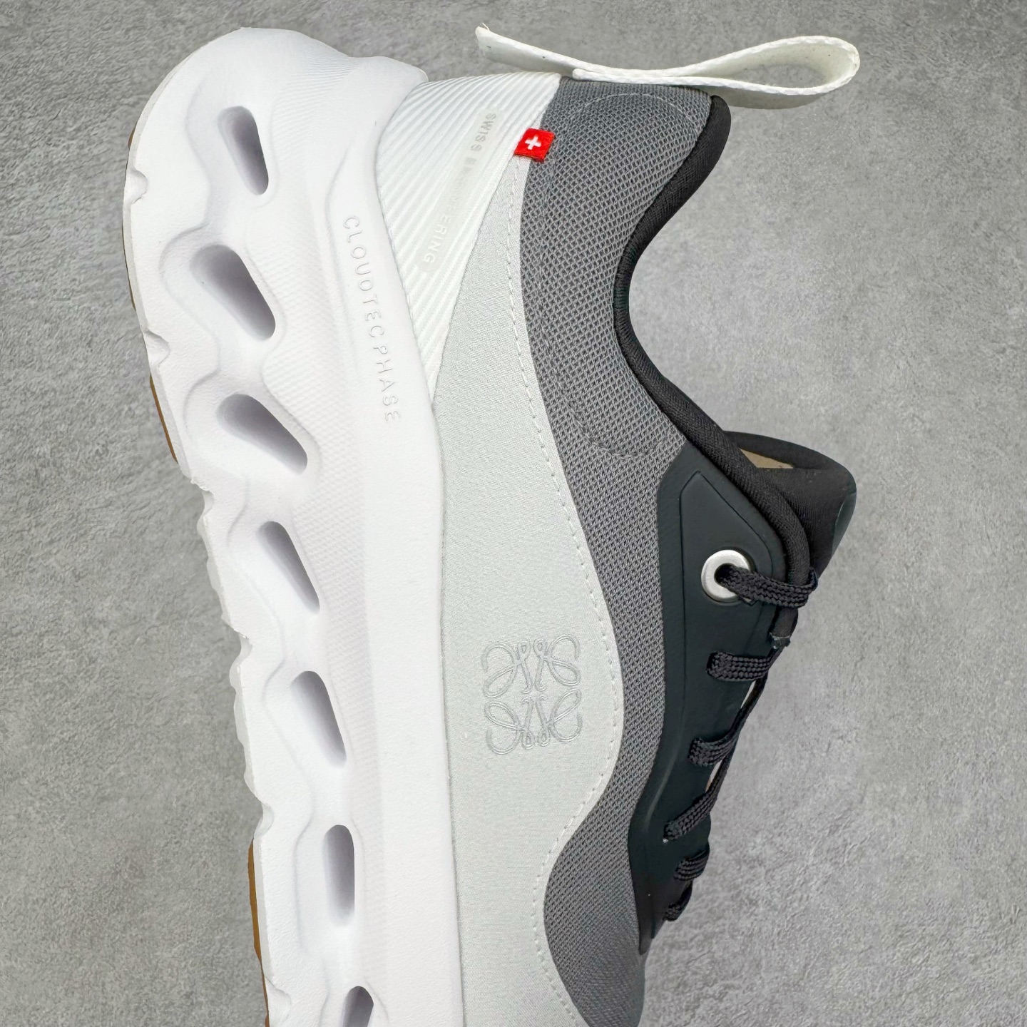 图片[6]-＃M纯原 LOEWE x On Cloudtilt 2.0 昂跑罗意威联名 圆头系带生活休闲鞋 此运动品牌 开创于2010年 缓震着陆、强效回弹、轻柔质感的设计构思始终是ON研制关键 与此同时基于“为全球提供革新性的跑步感受”信念 陆续推出了多款跑鞋及其以专业运动人体跑步工程学为设计关键的功能性跑步服饰设备 让跑者不费力气地畅快畅跑 尺码：36 36.5 37.5 38 38.5 39 40 40.5 41 42 42.5 43 44 44.5 45 46-选品中心