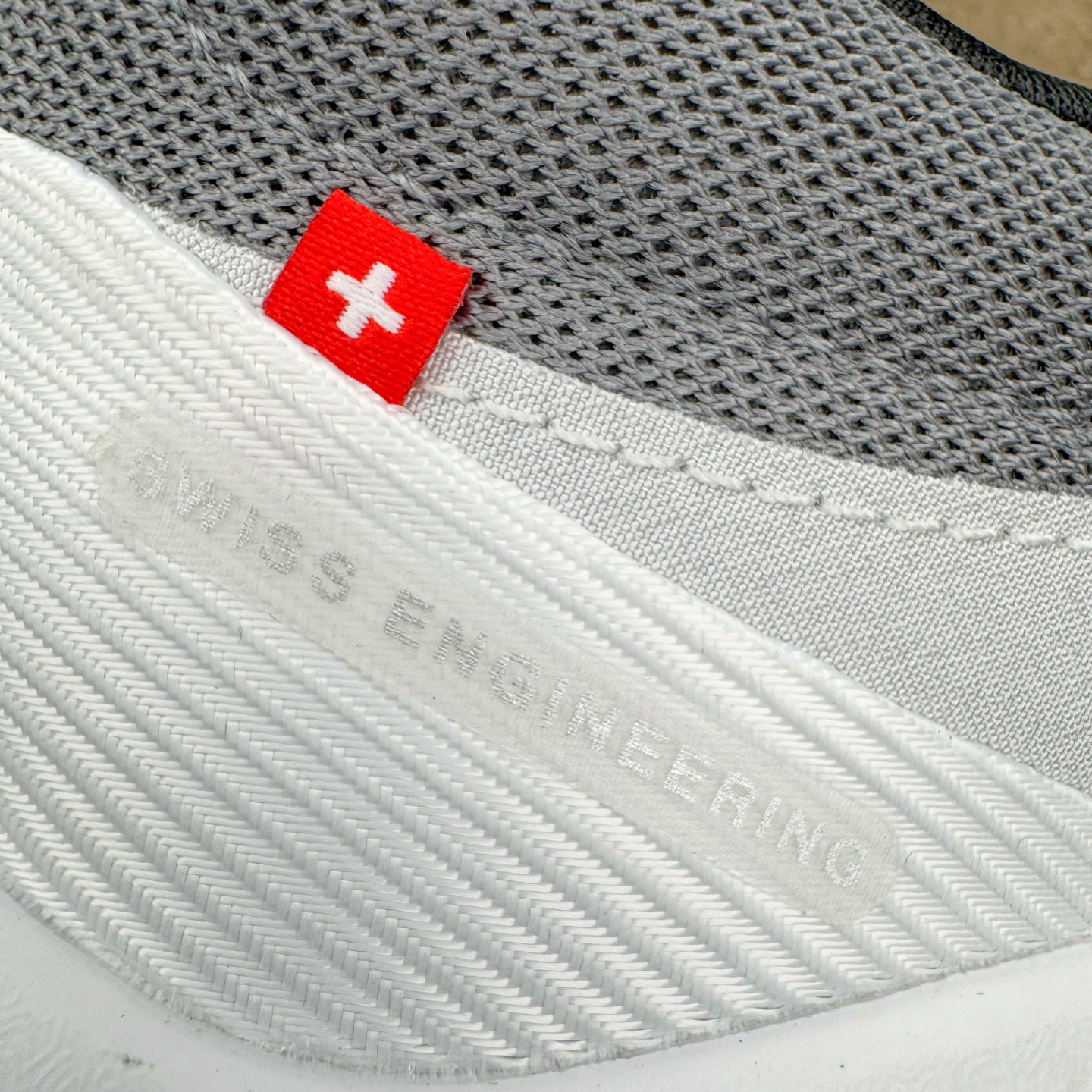 图片[18]-＃M纯原 LOEWE x On Cloudtilt 2.0 昂跑罗意威联名 圆头系带生活休闲鞋 此运动品牌 开创于2010年 缓震着陆、强效回弹、轻柔质感的设计构思始终是ON研制关键 与此同时基于“为全球提供革新性的跑步感受”信念 陆续推出了多款跑鞋及其以专业运动人体跑步工程学为设计关键的功能性跑步服饰设备 让跑者不费力气地畅快畅跑 尺码：36 36.5 37.5 38 38.5 39 40 40.5 41 42 42.5 43 44 44.5 45 46-选品中心