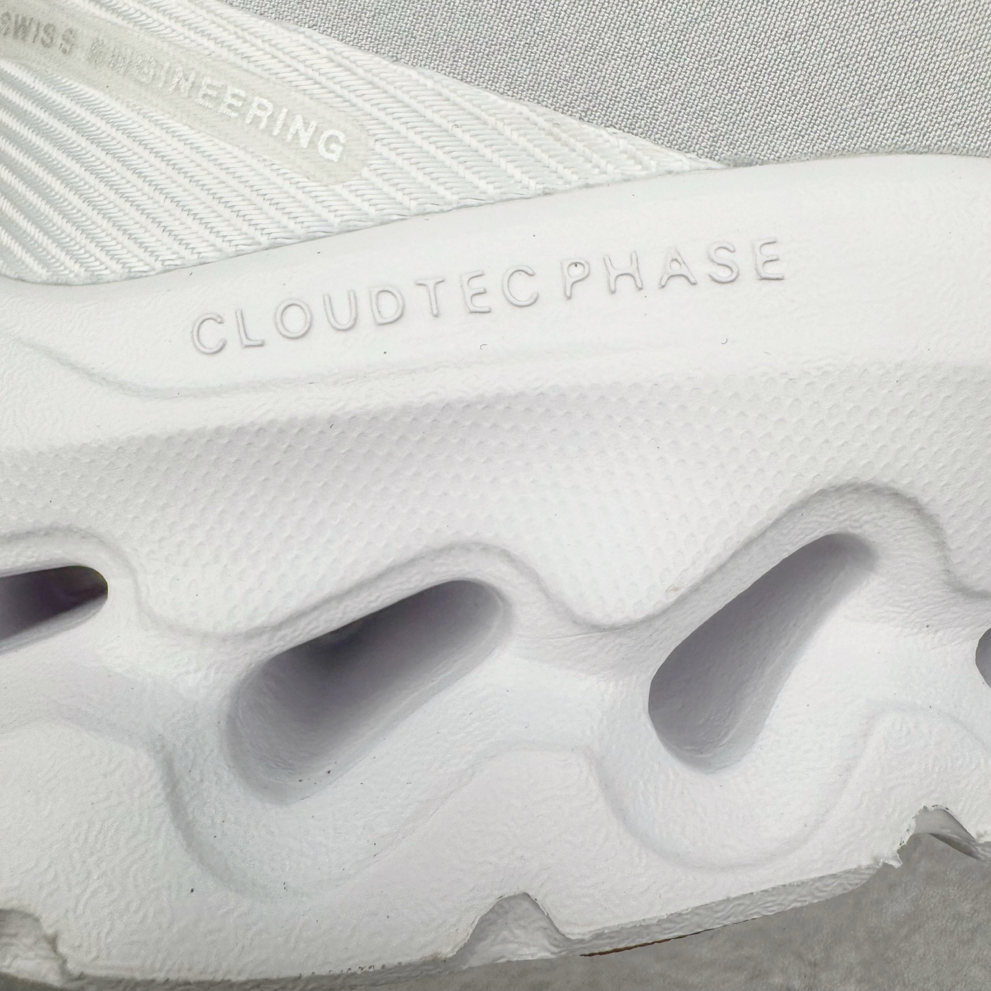 图片[19]-＃M纯原 LOEWE x On Cloudtilt 2.0 昂跑罗意威联名 圆头系带生活休闲鞋 此运动品牌 开创于2010年 缓震着陆、强效回弹、轻柔质感的设计构思始终是ON研制关键 与此同时基于“为全球提供革新性的跑步感受”信念 陆续推出了多款跑鞋及其以专业运动人体跑步工程学为设计关键的功能性跑步服饰设备 让跑者不费力气地畅快畅跑 尺码：36 36.5 37.5 38 38.5 39 40 40.5 41 42 42.5 43 44 44.5 45 46-选品中心