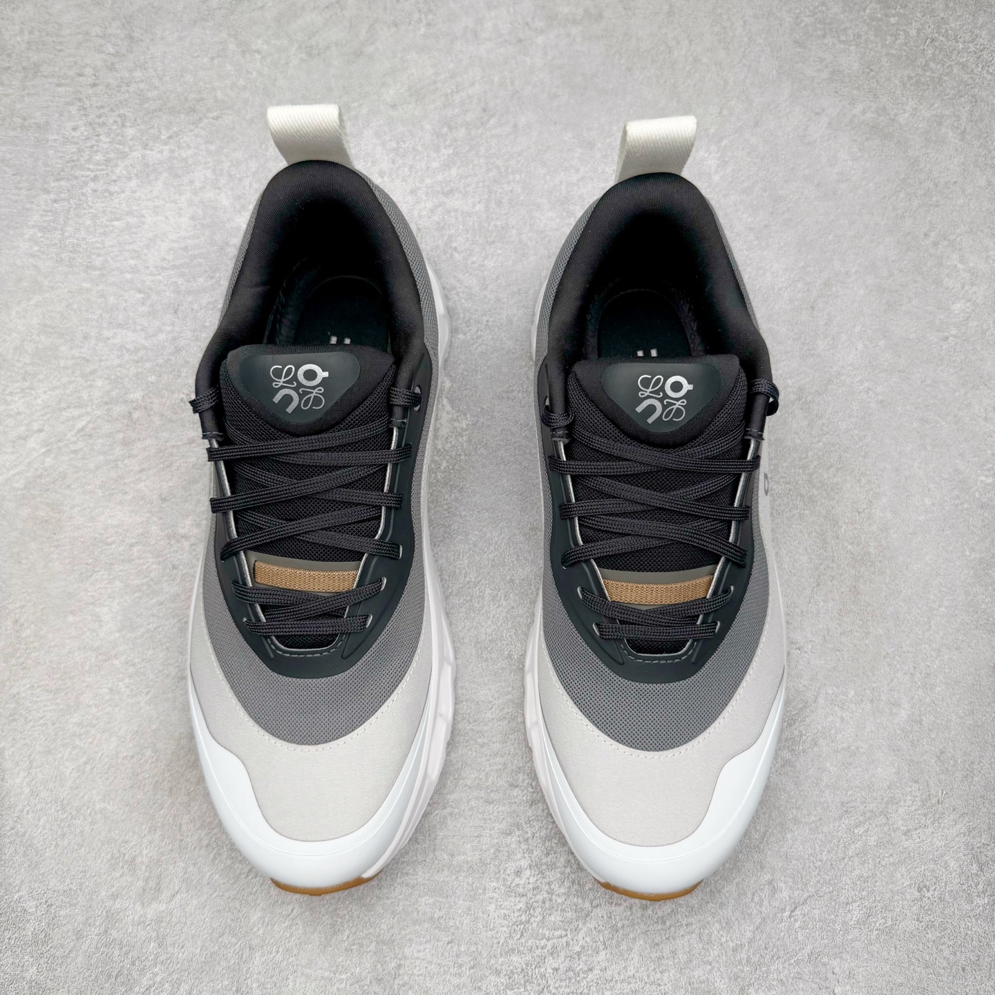 图片[2]-＃M纯原 LOEWE x On Cloudtilt 2.0 昂跑罗意威联名 圆头系带生活休闲鞋 此运动品牌 开创于2010年 缓震着陆、强效回弹、轻柔质感的设计构思始终是ON研制关键 与此同时基于“为全球提供革新性的跑步感受”信念 陆续推出了多款跑鞋及其以专业运动人体跑步工程学为设计关键的功能性跑步服饰设备 让跑者不费力气地畅快畅跑 尺码：36 36.5 37.5 38 38.5 39 40 40.5 41 42 42.5 43 44 44.5 45 46-选品中心