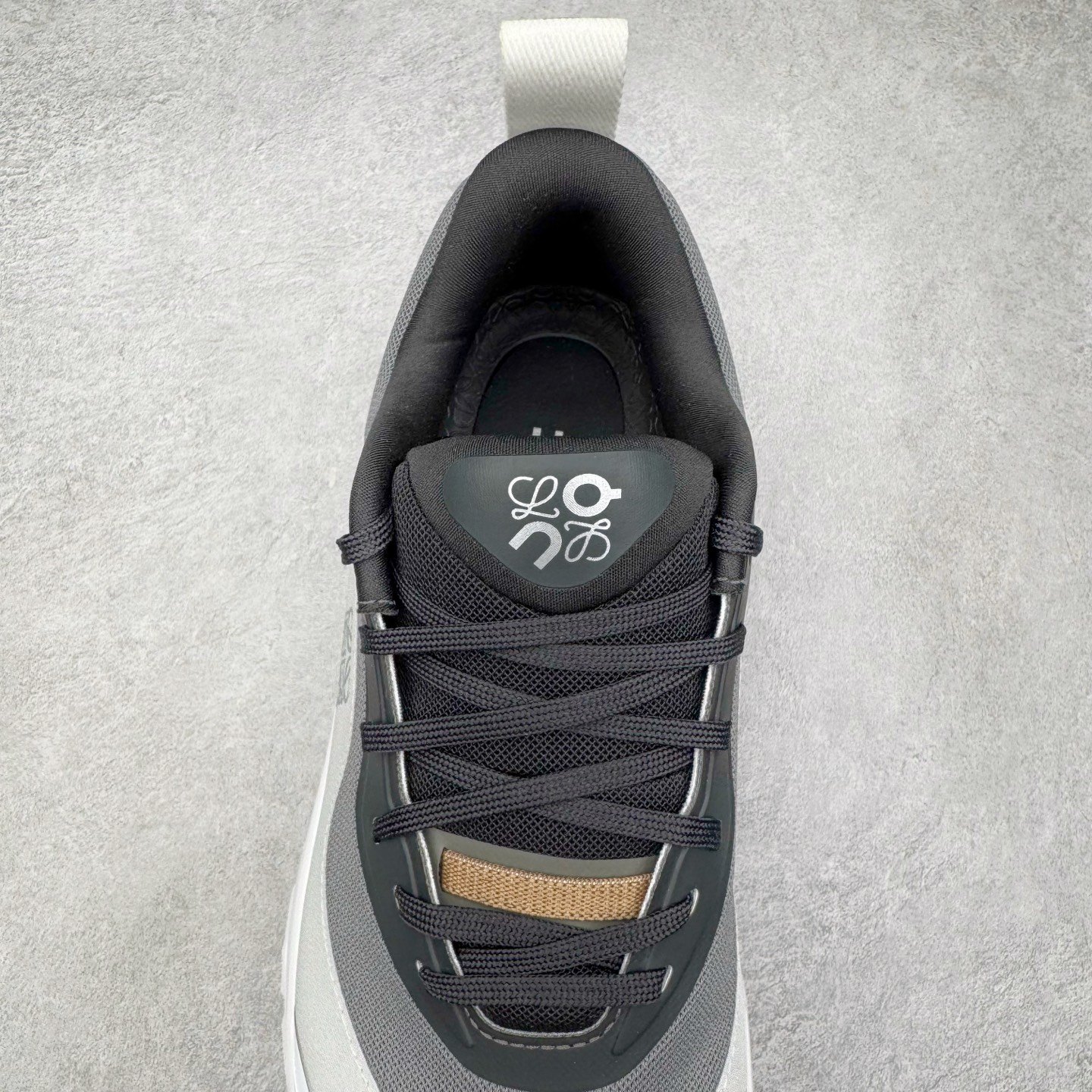 图片[5]-＃M纯原 LOEWE x On Cloudtilt 2.0 昂跑罗意威联名 圆头系带生活休闲鞋 此运动品牌 开创于2010年 缓震着陆、强效回弹、轻柔质感的设计构思始终是ON研制关键 与此同时基于“为全球提供革新性的跑步感受”信念 陆续推出了多款跑鞋及其以专业运动人体跑步工程学为设计关键的功能性跑步服饰设备 让跑者不费力气地畅快畅跑 尺码：36 36.5 37.5 38 38.5 39 40 40.5 41 42 42.5 43 44 44.5 45 46-选品中心