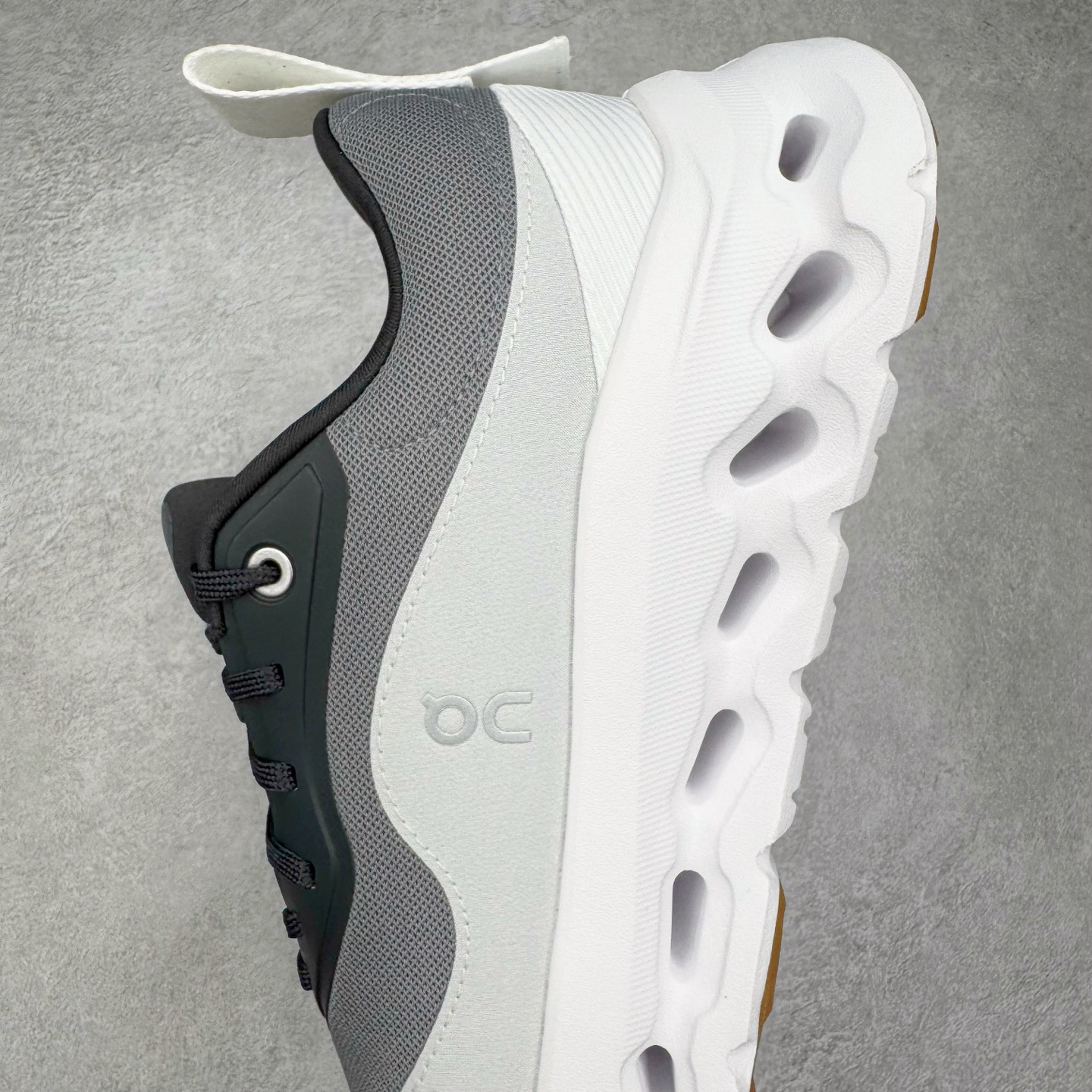 图片[7]-＃M纯原 LOEWE x On Cloudtilt 2.0 昂跑罗意威联名 圆头系带生活休闲鞋 此运动品牌 开创于2010年 缓震着陆、强效回弹、轻柔质感的设计构思始终是ON研制关键 与此同时基于“为全球提供革新性的跑步感受”信念 陆续推出了多款跑鞋及其以专业运动人体跑步工程学为设计关键的功能性跑步服饰设备 让跑者不费力气地畅快畅跑 尺码：36 36.5 37.5 38 38.5 39 40 40.5 41 42 42.5 43 44 44.5 45 46-选品中心