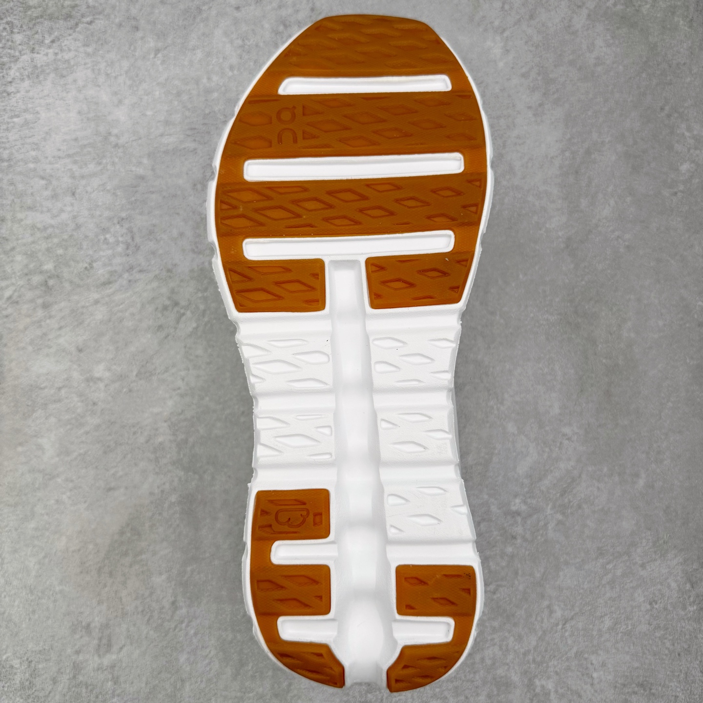 图片[9]-＃M纯原 LOEWE x On Cloudtilt 2.0 昂跑罗意威联名 圆头系带生活休闲鞋 此运动品牌 开创于2010年 缓震着陆、强效回弹、轻柔质感的设计构思始终是ON研制关键 与此同时基于“为全球提供革新性的跑步感受”信念 陆续推出了多款跑鞋及其以专业运动人体跑步工程学为设计关键的功能性跑步服饰设备 让跑者不费力气地畅快畅跑 尺码：36 36.5 37.5 38 38.5 39 40 40.5 41 42 42.5 43 44 44.5 45 46-选品中心