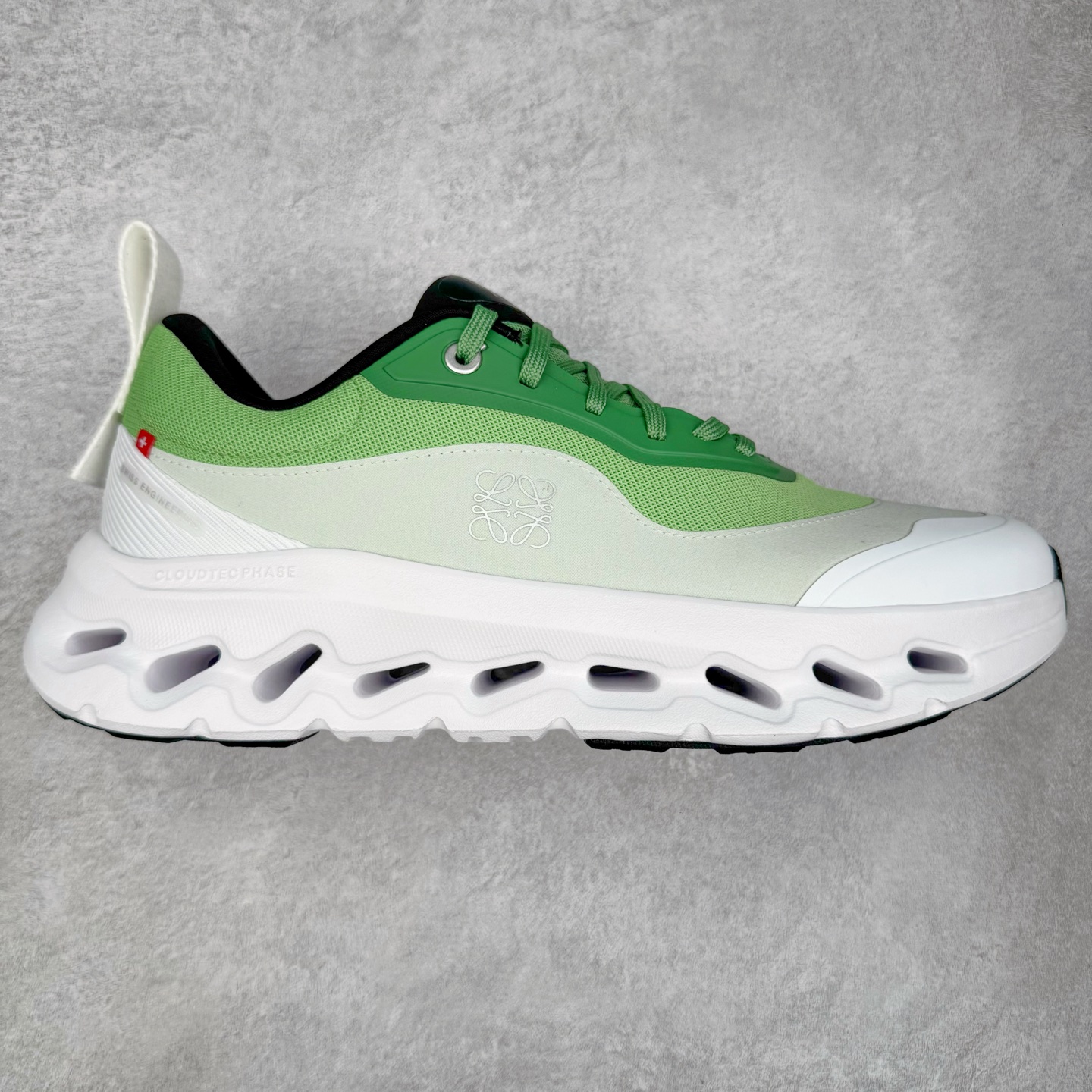 ＃M纯原 LOEWE x On Cloudtilt 2.0 昂跑罗意威联名 圆头系带生活休闲鞋 此运动品牌 开创于2010年 缓震着陆、强效回弹、轻柔质感的设计构思始终是ON研制关键 与此同时基于“为全球提供革新性的跑步感受”信念 陆续推出了多款跑鞋及其以专业运动人体跑步工程学为设计关键的功能性跑步服饰设备 让跑者不费力气地畅快畅跑 尺码：36 36.5 37.5 38 38.5 39 40 40.5 41 42 42.5 43 44 44.5 45 46-选品中心