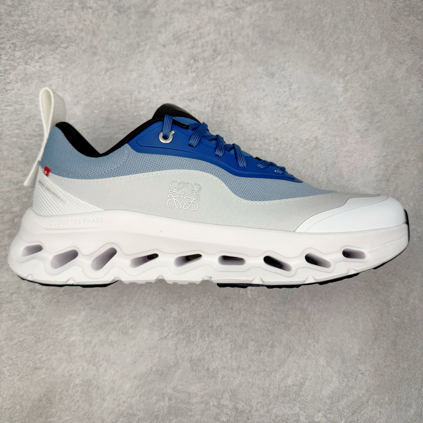 ＃M纯原 LOEWE x On Cloudtilt 2.0 昂跑罗意威联名 圆头系带生活休闲鞋 此运动品牌 开创于2010年 缓震着陆、强效回弹、轻柔质感的设计构思始终是ON研制关键 与此同时基于“为全球提供革新性的跑步感受”信念 陆续推出了多款跑鞋及其以专业运动人体跑步工程学为设计关键的功能性跑步服饰设备 让跑者不费力气地畅快畅跑 尺码：36 36.5 37.5 38 38.5 39 40 40.5 41 42 42.5 43 44 44.5 45 46-选品中心