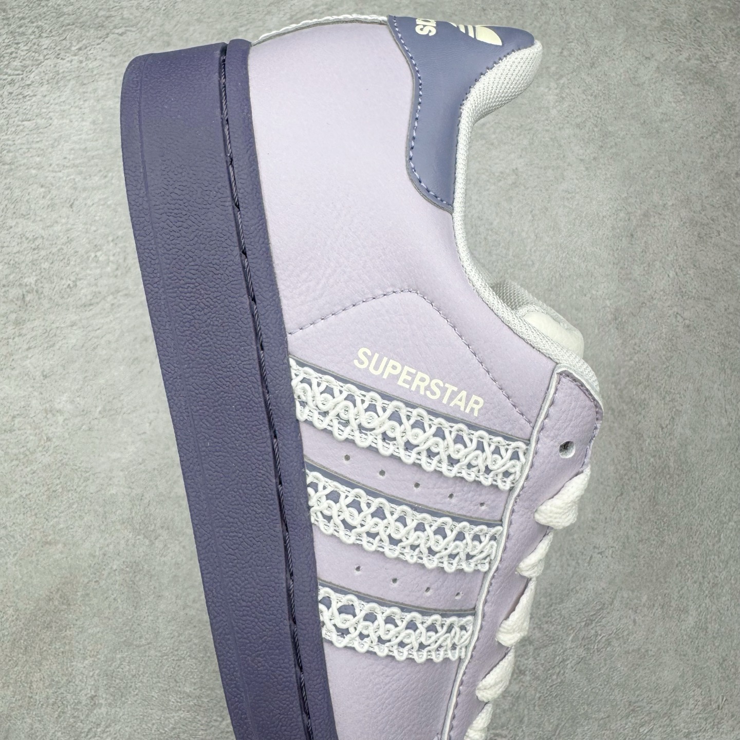 图片[7]-＃XP纯原套现福利 AD Originals Superstar 经典复古贝壳头板鞋 KJ4210 诞生于1969年 是第一双将全皮面鞋 身与橡胶鞋头结合在一起的低帮篮球鞋 Superstar最开始 是作为高帮篮球鞋Pro Model的低帮版本而出现的 但因为其独特和醒目的橡胶鞋头造型而让大家熟知 被大家形象地称为\\\”shelltoe\\\”贝壳头 在70年代的美国职业篮球场上 接近3/4的NBA球员都将这双Superstar作为场上用鞋 80年代之后 经过不断的改良和发展 Superstar逐渐成为横跨时装、音乐、街头文化、休闲和运动等各大领域的时尚潮鞋 尺码：36 36.5 37 38 38.5 39 40 40.5 41 42 42.5 43 44 44.5 45-选品中心