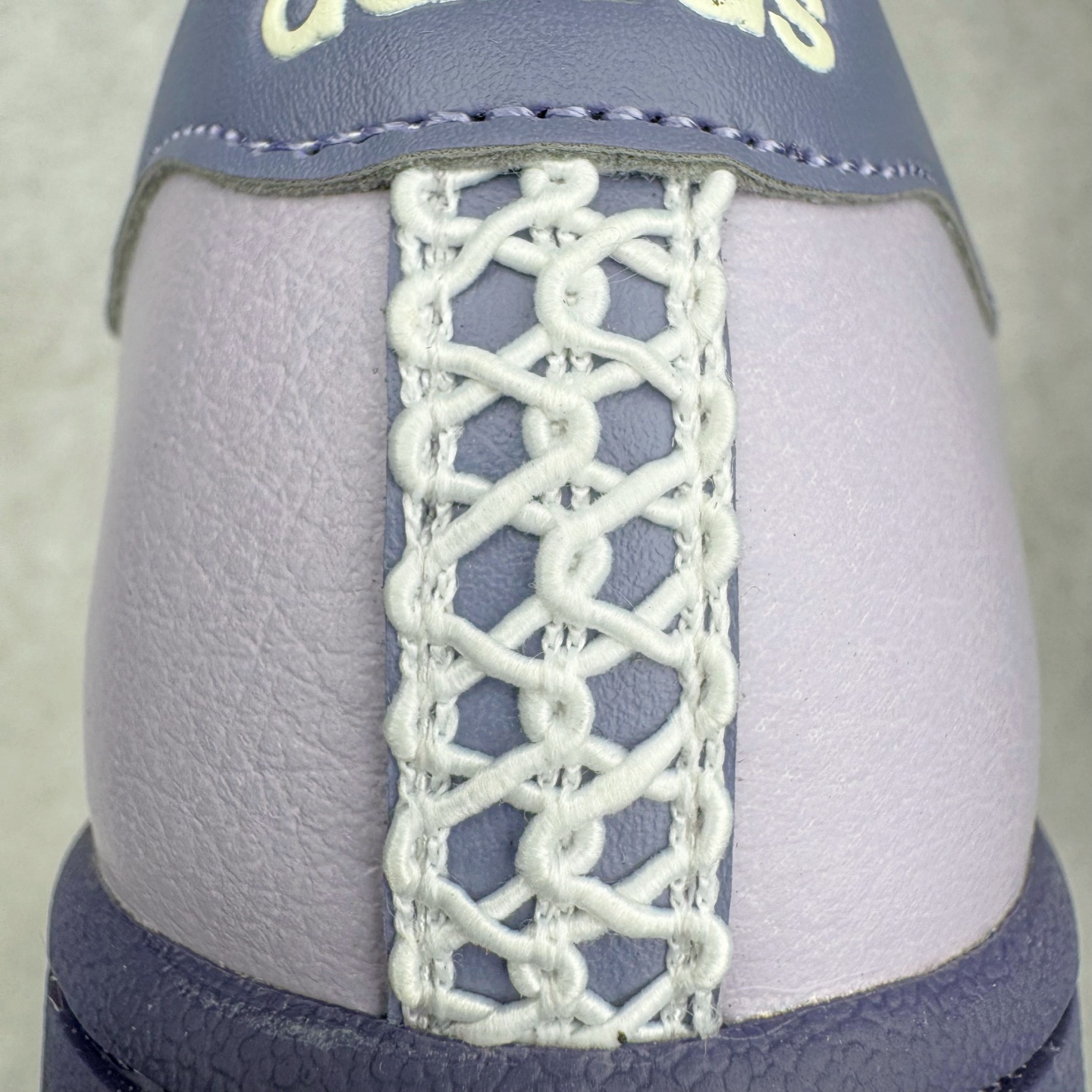 图片[18]-＃XP纯原套现福利 AD Originals Superstar 经典复古贝壳头板鞋 KJ4210 诞生于1969年 是第一双将全皮面鞋 身与橡胶鞋头结合在一起的低帮篮球鞋 Superstar最开始 是作为高帮篮球鞋Pro Model的低帮版本而出现的 但因为其独特和醒目的橡胶鞋头造型而让大家熟知 被大家形象地称为\\\”shelltoe\\\”贝壳头 在70年代的美国职业篮球场上 接近3/4的NBA球员都将这双Superstar作为场上用鞋 80年代之后 经过不断的改良和发展 Superstar逐渐成为横跨时装、音乐、街头文化、休闲和运动等各大领域的时尚潮鞋 尺码：36 36.5 37 38 38.5 39 40 40.5 41 42 42.5 43 44 44.5 45-选品中心