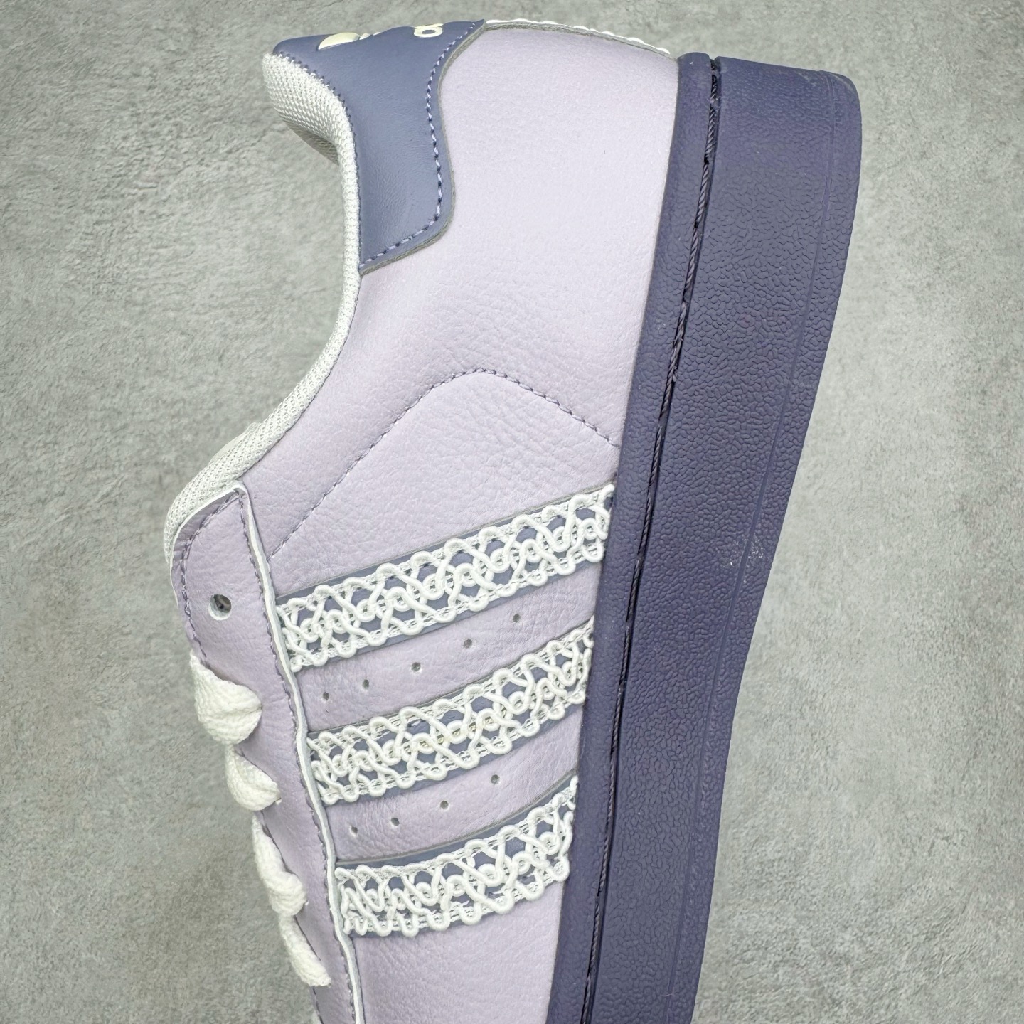 图片[6]-＃XP纯原套现福利 AD Originals Superstar 经典复古贝壳头板鞋 KJ4210 诞生于1969年 是第一双将全皮面鞋 身与橡胶鞋头结合在一起的低帮篮球鞋 Superstar最开始 是作为高帮篮球鞋Pro Model的低帮版本而出现的 但因为其独特和醒目的橡胶鞋头造型而让大家熟知 被大家形象地称为\\\”shelltoe\\\”贝壳头 在70年代的美国职业篮球场上 接近3/4的NBA球员都将这双Superstar作为场上用鞋 80年代之后 经过不断的改良和发展 Superstar逐渐成为横跨时装、音乐、街头文化、休闲和运动等各大领域的时尚潮鞋 尺码：36 36.5 37 38 38.5 39 40 40.5 41 42 42.5 43 44 44.5 45-选品中心