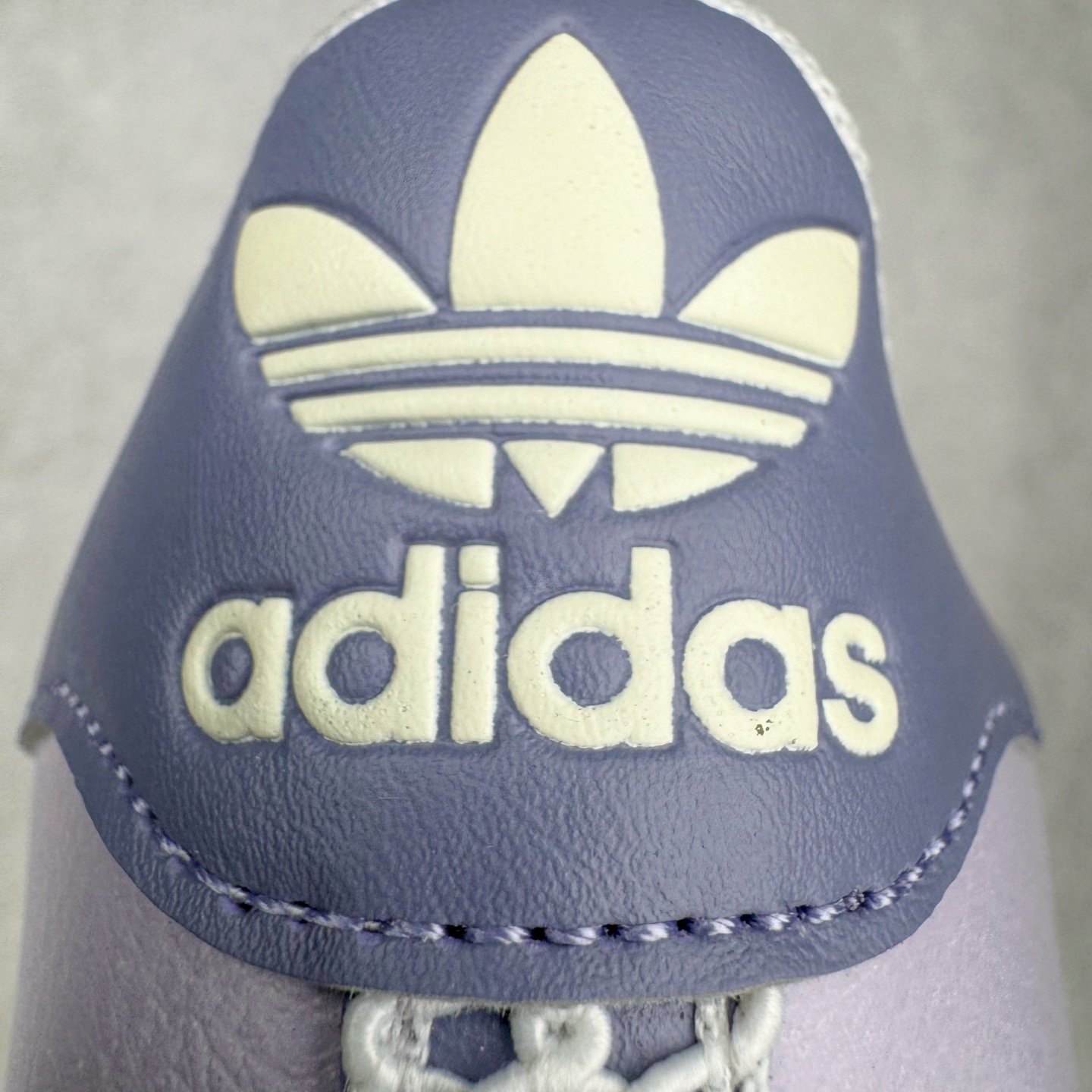 图片[17]-＃XP纯原套现福利 AD Originals Superstar 经典复古贝壳头板鞋 KJ4210 诞生于1969年 是第一双将全皮面鞋 身与橡胶鞋头结合在一起的低帮篮球鞋 Superstar最开始 是作为高帮篮球鞋Pro Model的低帮版本而出现的 但因为其独特和醒目的橡胶鞋头造型而让大家熟知 被大家形象地称为\\\”shelltoe\\\”贝壳头 在70年代的美国职业篮球场上 接近3/4的NBA球员都将这双Superstar作为场上用鞋 80年代之后 经过不断的改良和发展 Superstar逐渐成为横跨时装、音乐、街头文化、休闲和运动等各大领域的时尚潮鞋 尺码：36 36.5 37 38 38.5 39 40 40.5 41 42 42.5 43 44 44.5 45-选品中心