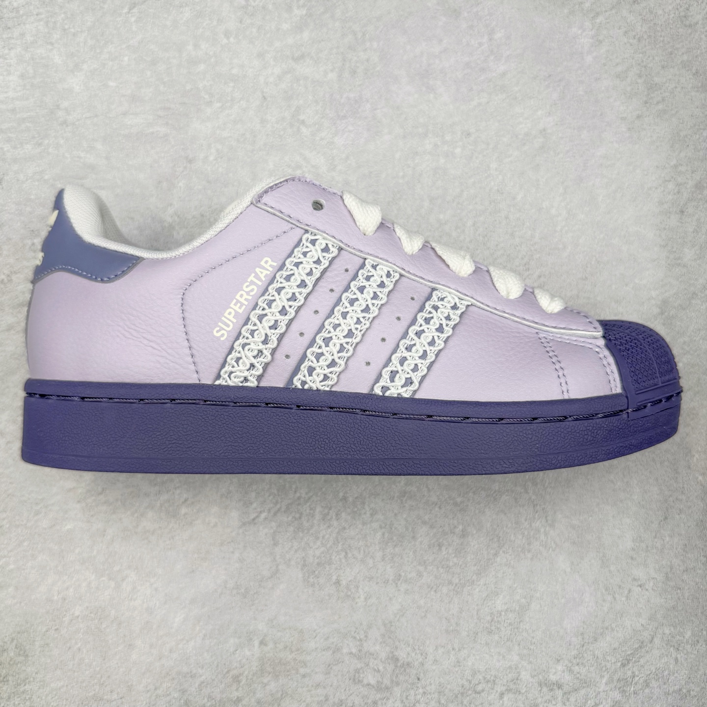 ＃XP纯原套现福利 AD Originals Superstar 经典复古贝壳头板鞋 KJ4210 诞生于1969年 是第一双将全皮面鞋 身与橡胶鞋头结合在一起的低帮篮球鞋 Superstar最开始 是作为高帮篮球鞋Pro Model的低帮版本而出现的 但因为其独特和醒目的橡胶鞋头造型而让大家熟知 被大家形象地称为\\\”shelltoe\\\”贝壳头 在70年代的美国职业篮球场上 接近3/4的NBA球员都将这双Superstar作为场上用鞋 80年代之后 经过不断的改良和发展 Superstar逐渐成为横跨时装、音乐、街头文化、休闲和运动等各大领域的时尚潮鞋 尺码：36 36.5 37 38 38.5 39 40 40.5 41 42 42.5 43 44 44.5 45-选品中心