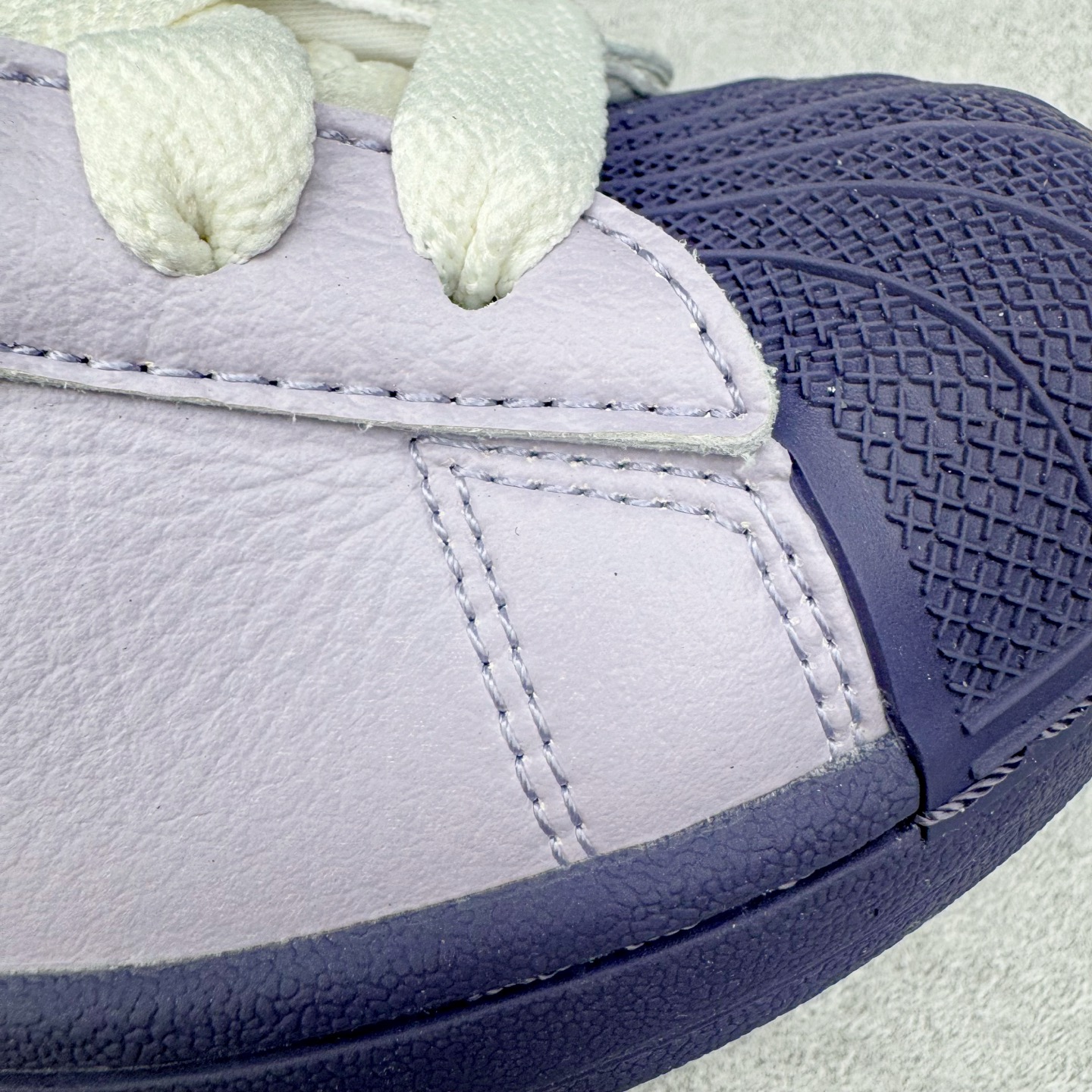 图片[14]-＃XP纯原套现福利 AD Originals Superstar 经典复古贝壳头板鞋 KJ4210 诞生于1969年 是第一双将全皮面鞋 身与橡胶鞋头结合在一起的低帮篮球鞋 Superstar最开始 是作为高帮篮球鞋Pro Model的低帮版本而出现的 但因为其独特和醒目的橡胶鞋头造型而让大家熟知 被大家形象地称为\\\”shelltoe\\\”贝壳头 在70年代的美国职业篮球场上 接近3/4的NBA球员都将这双Superstar作为场上用鞋 80年代之后 经过不断的改良和发展 Superstar逐渐成为横跨时装、音乐、街头文化、休闲和运动等各大领域的时尚潮鞋 尺码：36 36.5 37 38 38.5 39 40 40.5 41 42 42.5 43 44 44.5 45-选品中心