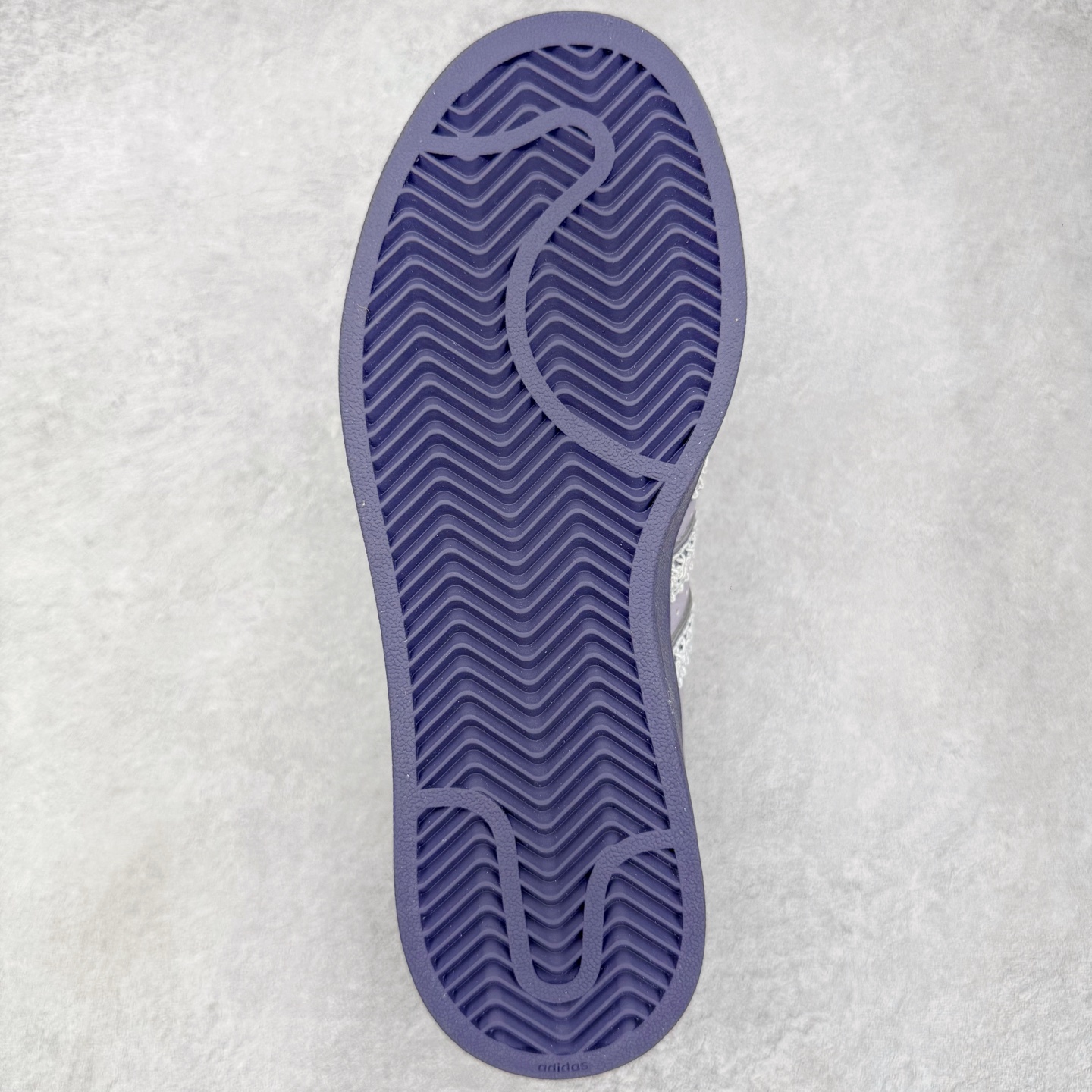 图片[9]-＃XP纯原套现福利 AD Originals Superstar 经典复古贝壳头板鞋 KJ4210 诞生于1969年 是第一双将全皮面鞋 身与橡胶鞋头结合在一起的低帮篮球鞋 Superstar最开始 是作为高帮篮球鞋Pro Model的低帮版本而出现的 但因为其独特和醒目的橡胶鞋头造型而让大家熟知 被大家形象地称为\\\”shelltoe\\\”贝壳头 在70年代的美国职业篮球场上 接近3/4的NBA球员都将这双Superstar作为场上用鞋 80年代之后 经过不断的改良和发展 Superstar逐渐成为横跨时装、音乐、街头文化、休闲和运动等各大领域的时尚潮鞋 尺码：36 36.5 37 38 38.5 39 40 40.5 41 42 42.5 43 44 44.5 45-选品中心