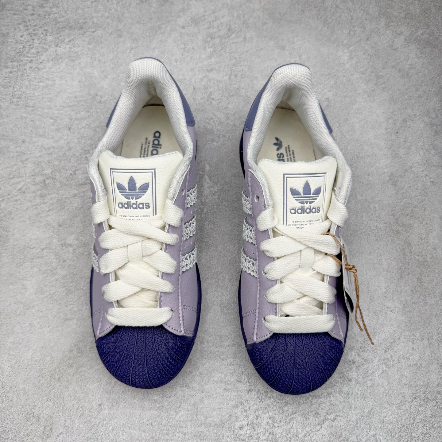 图片[2]-＃XP纯原套现福利 AD Originals Superstar 经典复古贝壳头板鞋 KJ4210 诞生于1969年 是第一双将全皮面鞋 身与橡胶鞋头结合在一起的低帮篮球鞋 Superstar最开始 是作为高帮篮球鞋Pro Model的低帮版本而出现的 但因为其独特和醒目的橡胶鞋头造型而让大家熟知 被大家形象地称为\\\”shelltoe\\\”贝壳头 在70年代的美国职业篮球场上 接近3/4的NBA球员都将这双Superstar作为场上用鞋 80年代之后 经过不断的改良和发展 Superstar逐渐成为横跨时装、音乐、街头文化、休闲和运动等各大领域的时尚潮鞋 尺码：36 36.5 37 38 38.5 39 40 40.5 41 42 42.5 43 44 44.5 45-选品中心