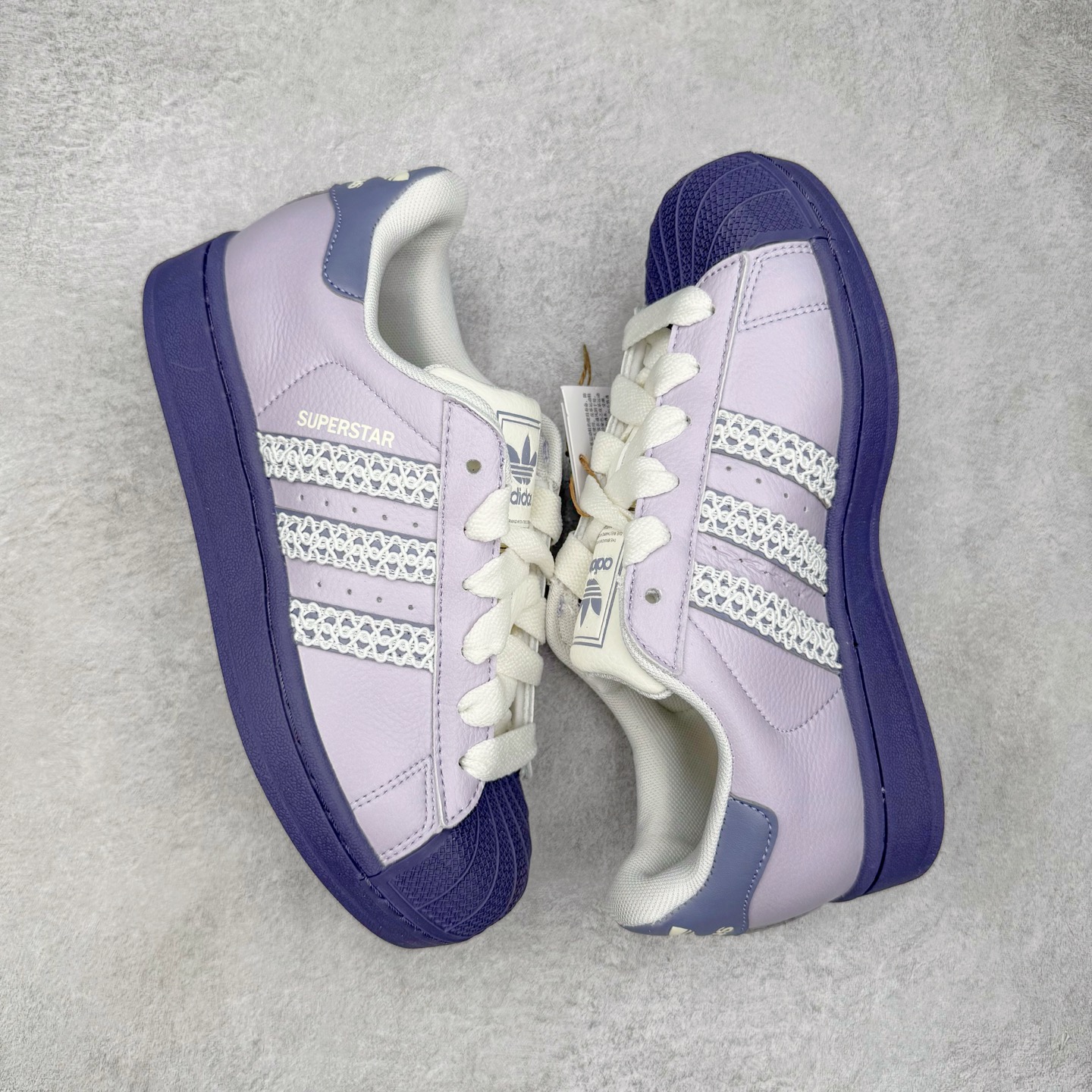 图片[3]-＃XP纯原套现福利 AD Originals Superstar 经典复古贝壳头板鞋 KJ4210 诞生于1969年 是第一双将全皮面鞋 身与橡胶鞋头结合在一起的低帮篮球鞋 Superstar最开始 是作为高帮篮球鞋Pro Model的低帮版本而出现的 但因为其独特和醒目的橡胶鞋头造型而让大家熟知 被大家形象地称为\\\”shelltoe\\\”贝壳头 在70年代的美国职业篮球场上 接近3/4的NBA球员都将这双Superstar作为场上用鞋 80年代之后 经过不断的改良和发展 Superstar逐渐成为横跨时装、音乐、街头文化、休闲和运动等各大领域的时尚潮鞋 尺码：36 36.5 37 38 38.5 39 40 40.5 41 42 42.5 43 44 44.5 45-选品中心