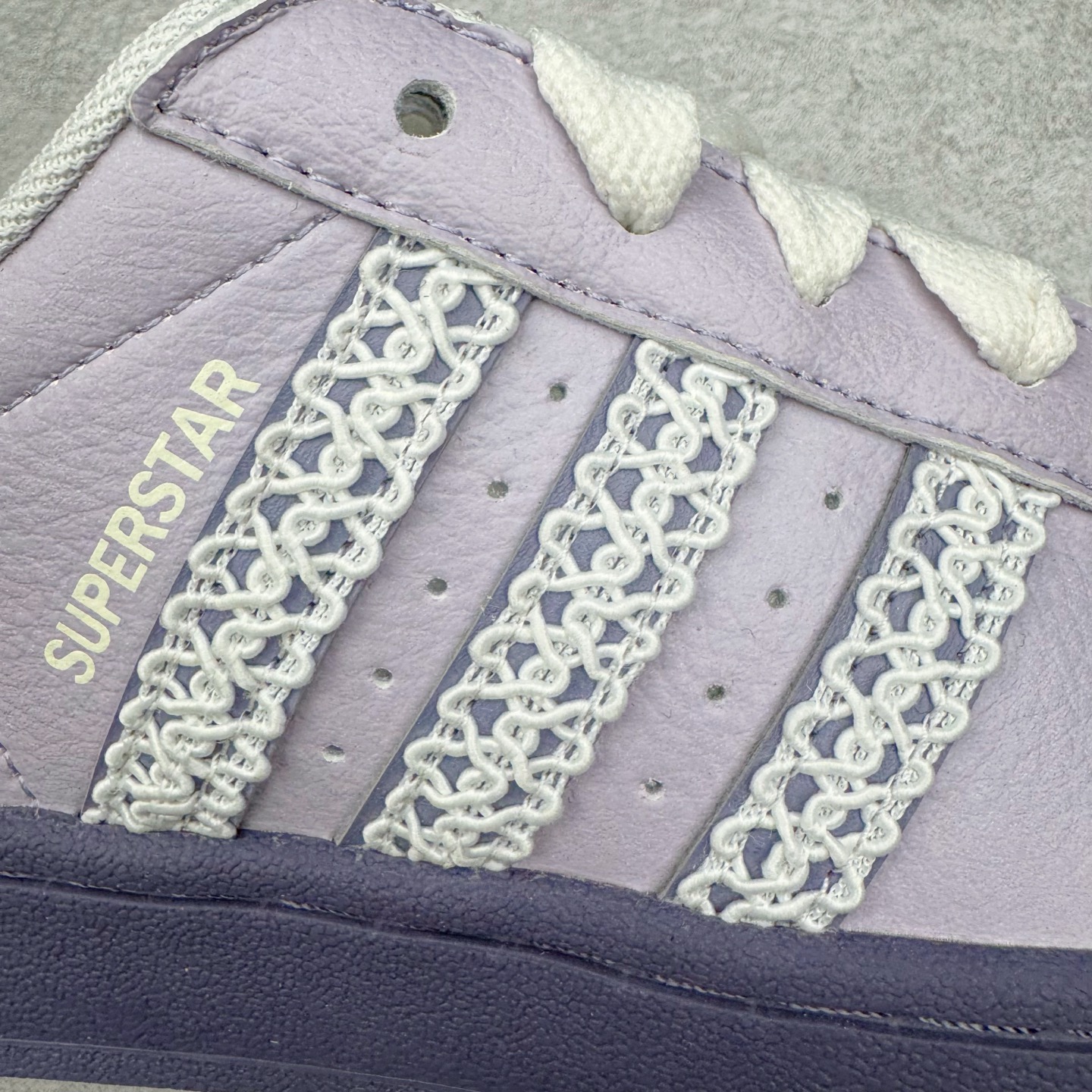 图片[13]-＃XP纯原套现福利 AD Originals Superstar 经典复古贝壳头板鞋 KJ4210 诞生于1969年 是第一双将全皮面鞋 身与橡胶鞋头结合在一起的低帮篮球鞋 Superstar最开始 是作为高帮篮球鞋Pro Model的低帮版本而出现的 但因为其独特和醒目的橡胶鞋头造型而让大家熟知 被大家形象地称为\\\”shelltoe\\\”贝壳头 在70年代的美国职业篮球场上 接近3/4的NBA球员都将这双Superstar作为场上用鞋 80年代之后 经过不断的改良和发展 Superstar逐渐成为横跨时装、音乐、街头文化、休闲和运动等各大领域的时尚潮鞋 尺码：36 36.5 37 38 38.5 39 40 40.5 41 42 42.5 43 44 44.5 45-选品中心