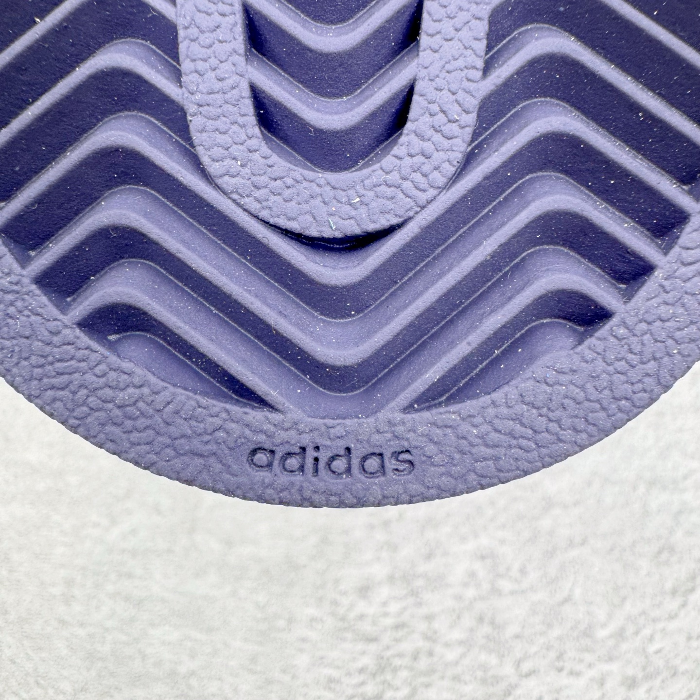 图片[16]-＃XP纯原套现福利 AD Originals Superstar 经典复古贝壳头板鞋 KJ4210 诞生于1969年 是第一双将全皮面鞋 身与橡胶鞋头结合在一起的低帮篮球鞋 Superstar最开始 是作为高帮篮球鞋Pro Model的低帮版本而出现的 但因为其独特和醒目的橡胶鞋头造型而让大家熟知 被大家形象地称为\\\”shelltoe\\\”贝壳头 在70年代的美国职业篮球场上 接近3/4的NBA球员都将这双Superstar作为场上用鞋 80年代之后 经过不断的改良和发展 Superstar逐渐成为横跨时装、音乐、街头文化、休闲和运动等各大领域的时尚潮鞋 尺码：36 36.5 37 38 38.5 39 40 40.5 41 42 42.5 43 44 44.5 45-选品中心