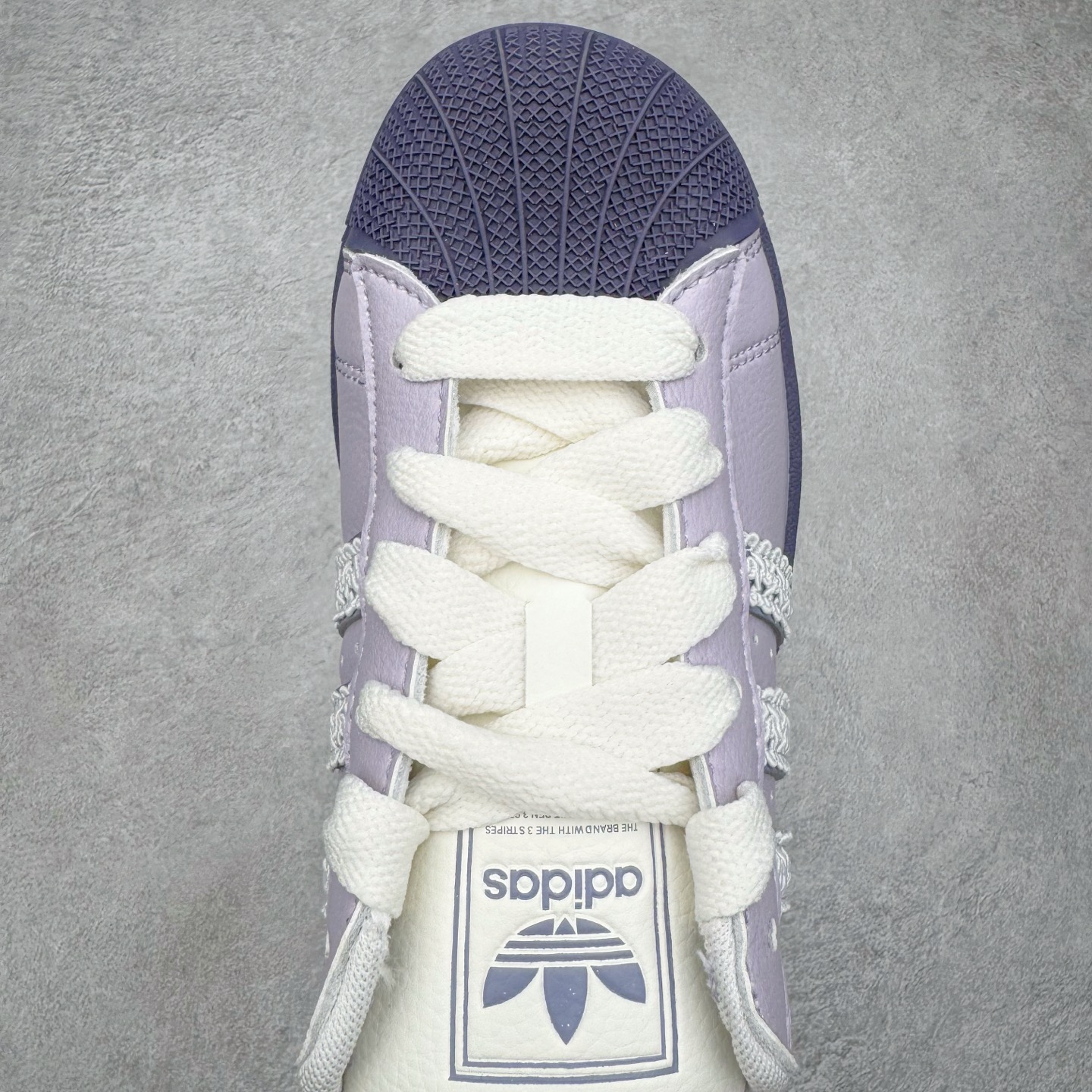 图片[4]-＃XP纯原套现福利 AD Originals Superstar 经典复古贝壳头板鞋 KJ4210 诞生于1969年 是第一双将全皮面鞋 身与橡胶鞋头结合在一起的低帮篮球鞋 Superstar最开始 是作为高帮篮球鞋Pro Model的低帮版本而出现的 但因为其独特和醒目的橡胶鞋头造型而让大家熟知 被大家形象地称为\\\”shelltoe\\\”贝壳头 在70年代的美国职业篮球场上 接近3/4的NBA球员都将这双Superstar作为场上用鞋 80年代之后 经过不断的改良和发展 Superstar逐渐成为横跨时装、音乐、街头文化、休闲和运动等各大领域的时尚潮鞋 尺码：36 36.5 37 38 38.5 39 40 40.5 41 42 42.5 43 44 44.5 45-选品中心