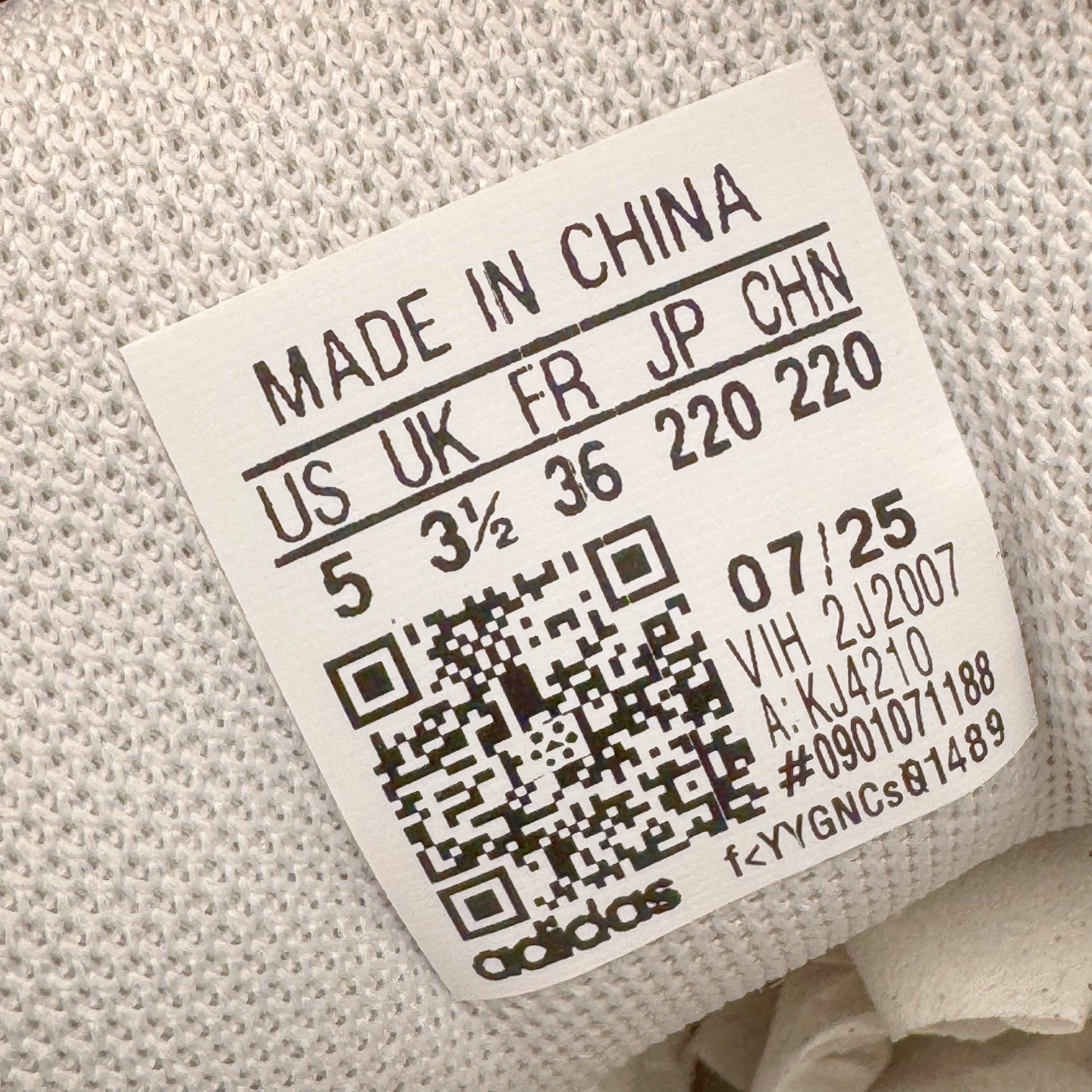 图片[12]-＃XP纯原套现福利 AD Originals Superstar 经典复古贝壳头板鞋 KJ4210 诞生于1969年 是第一双将全皮面鞋 身与橡胶鞋头结合在一起的低帮篮球鞋 Superstar最开始 是作为高帮篮球鞋Pro Model的低帮版本而出现的 但因为其独特和醒目的橡胶鞋头造型而让大家熟知 被大家形象地称为\\\”shelltoe\\\”贝壳头 在70年代的美国职业篮球场上 接近3/4的NBA球员都将这双Superstar作为场上用鞋 80年代之后 经过不断的改良和发展 Superstar逐渐成为横跨时装、音乐、街头文化、休闲和运动等各大领域的时尚潮鞋 尺码：36 36.5 37 38 38.5 39 40 40.5 41 42 42.5 43 44 44.5 45-选品中心