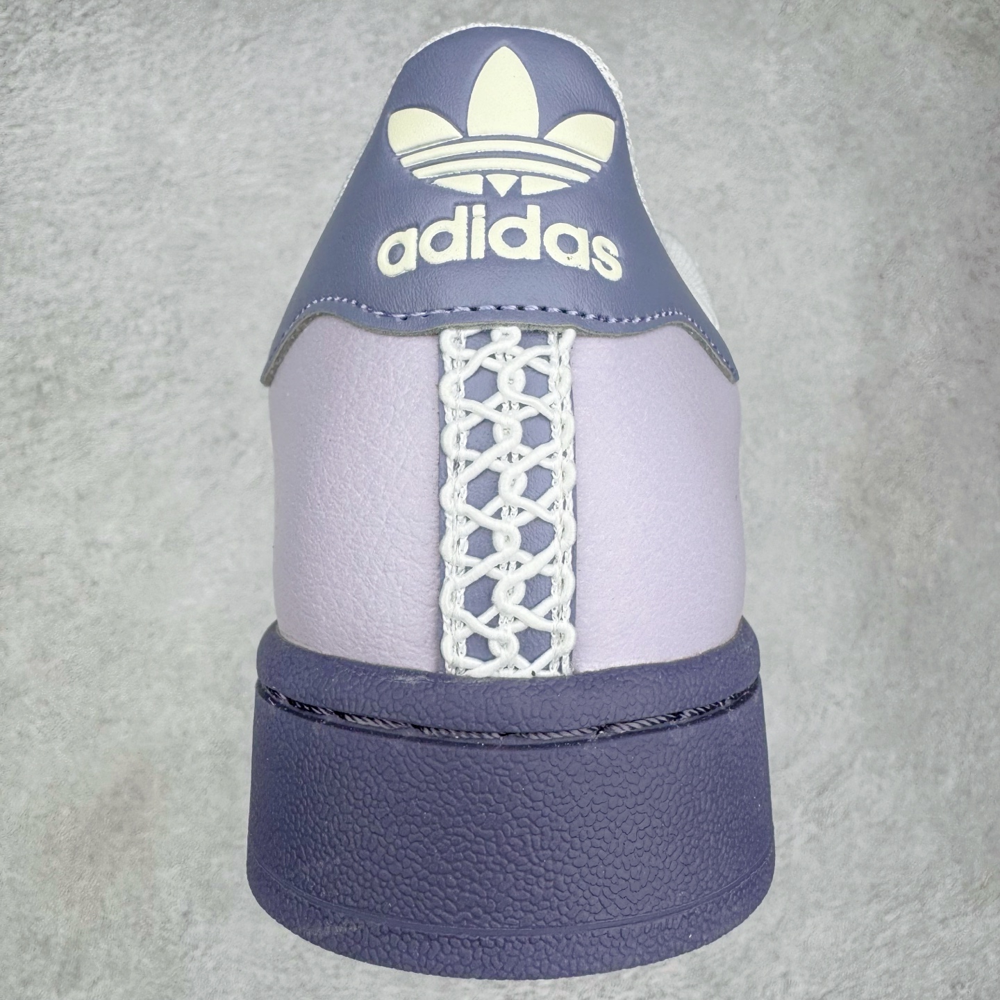 图片[8]-＃XP纯原套现福利 AD Originals Superstar 经典复古贝壳头板鞋 KJ4210 诞生于1969年 是第一双将全皮面鞋 身与橡胶鞋头结合在一起的低帮篮球鞋 Superstar最开始 是作为高帮篮球鞋Pro Model的低帮版本而出现的 但因为其独特和醒目的橡胶鞋头造型而让大家熟知 被大家形象地称为\\\”shelltoe\\\”贝壳头 在70年代的美国职业篮球场上 接近3/4的NBA球员都将这双Superstar作为场上用鞋 80年代之后 经过不断的改良和发展 Superstar逐渐成为横跨时装、音乐、街头文化、休闲和运动等各大领域的时尚潮鞋 尺码：36 36.5 37 38 38.5 39 40 40.5 41 42 42.5 43 44 44.5 45-选品中心