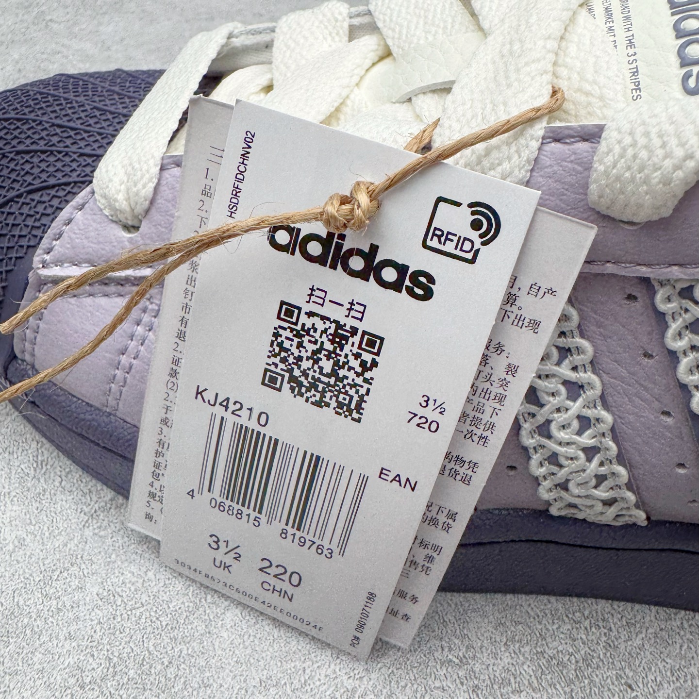 图片[10]-＃XP纯原套现福利 AD Originals Superstar 经典复古贝壳头板鞋 KJ4210 诞生于1969年 是第一双将全皮面鞋 身与橡胶鞋头结合在一起的低帮篮球鞋 Superstar最开始 是作为高帮篮球鞋Pro Model的低帮版本而出现的 但因为其独特和醒目的橡胶鞋头造型而让大家熟知 被大家形象地称为\\\”shelltoe\\\”贝壳头 在70年代的美国职业篮球场上 接近3/4的NBA球员都将这双Superstar作为场上用鞋 80年代之后 经过不断的改良和发展 Superstar逐渐成为横跨时装、音乐、街头文化、休闲和运动等各大领域的时尚潮鞋 尺码：36 36.5 37 38 38.5 39 40 40.5 41 42 42.5 43 44 44.5 45-选品中心