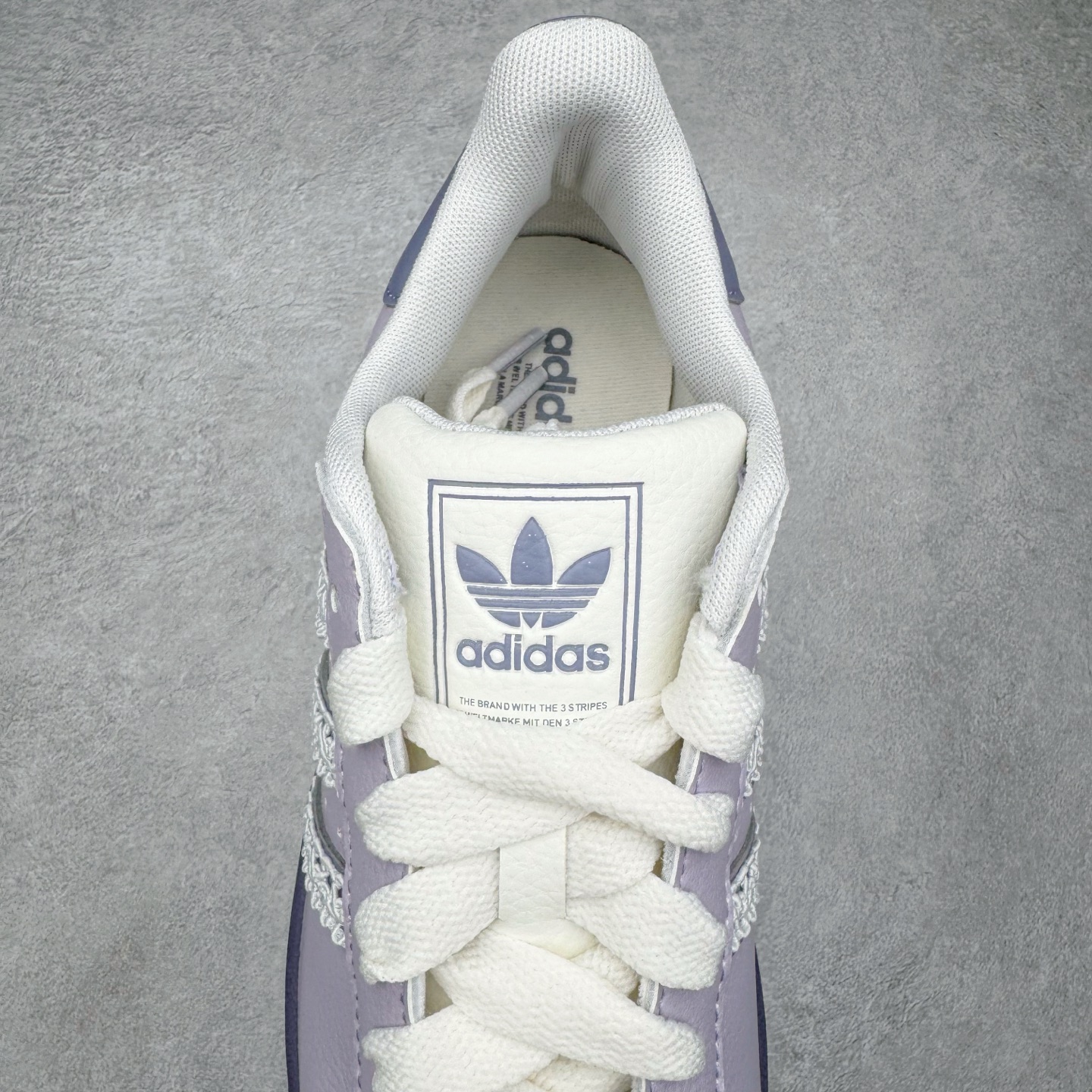 图片[5]-＃XP纯原套现福利 AD Originals Superstar 经典复古贝壳头板鞋 KJ4210 诞生于1969年 是第一双将全皮面鞋 身与橡胶鞋头结合在一起的低帮篮球鞋 Superstar最开始 是作为高帮篮球鞋Pro Model的低帮版本而出现的 但因为其独特和醒目的橡胶鞋头造型而让大家熟知 被大家形象地称为\\\”shelltoe\\\”贝壳头 在70年代的美国职业篮球场上 接近3/4的NBA球员都将这双Superstar作为场上用鞋 80年代之后 经过不断的改良和发展 Superstar逐渐成为横跨时装、音乐、街头文化、休闲和运动等各大领域的时尚潮鞋 尺码：36 36.5 37 38 38.5 39 40 40.5 41 42 42.5 43 44 44.5 45-选品中心