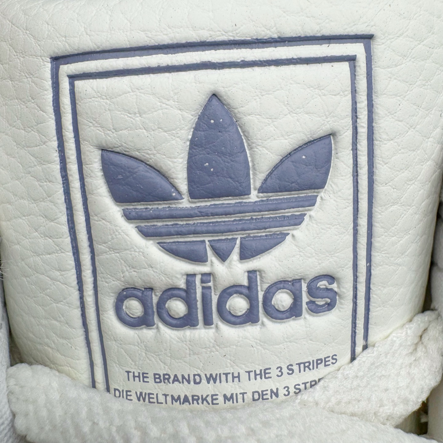 图片[19]-＃XP纯原套现福利 AD Originals Superstar 经典复古贝壳头板鞋 KJ4210 诞生于1969年 是第一双将全皮面鞋 身与橡胶鞋头结合在一起的低帮篮球鞋 Superstar最开始 是作为高帮篮球鞋Pro Model的低帮版本而出现的 但因为其独特和醒目的橡胶鞋头造型而让大家熟知 被大家形象地称为\\\”shelltoe\\\”贝壳头 在70年代的美国职业篮球场上 接近3/4的NBA球员都将这双Superstar作为场上用鞋 80年代之后 经过不断的改良和发展 Superstar逐渐成为横跨时装、音乐、街头文化、休闲和运动等各大领域的时尚潮鞋 尺码：36 36.5 37 38 38.5 39 40 40.5 41 42 42.5 43 44 44.5 45-选品中心