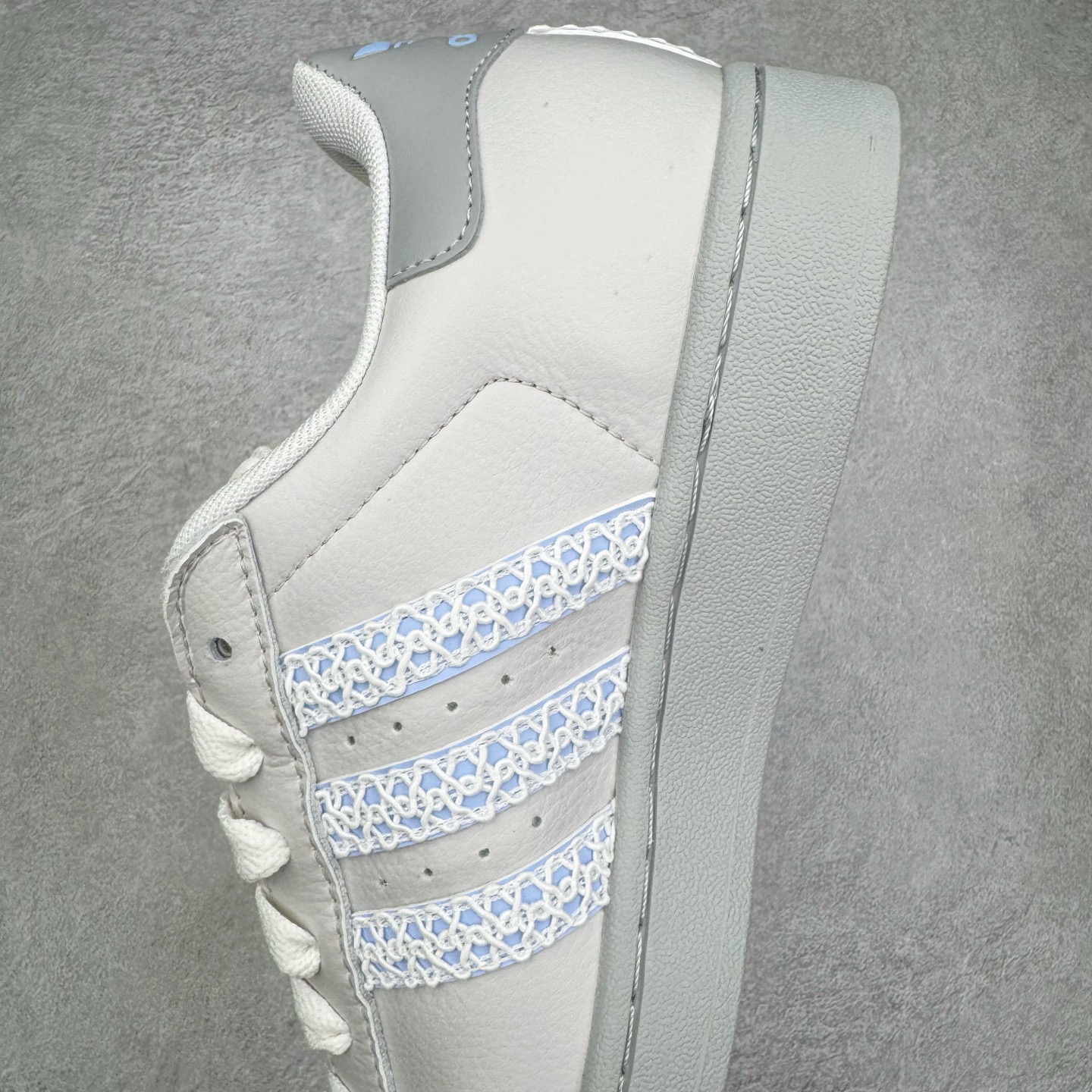 图片[7]-＃XP纯原套现福利 AD Originals Superstar 经典复古贝壳头板鞋 JQ8729 诞生于1969年 是第一双将全皮面鞋 身与橡胶鞋头结合在一起的低帮篮球鞋 Superstar最开始 是作为高帮篮球鞋Pro Model的低帮版本而出现的 但因为其独特和醒目的橡胶鞋头造型而让大家熟知 被大家形象地称为\\\”shelltoe\\\”贝壳头 在70年代的美国职业篮球场上 接近3/4的NBA球员都将这双Superstar作为场上用鞋 80年代之后 经过不断的改良和发展 Superstar逐渐成为横跨时装、音乐、街头文化、休闲和运动等各大领域的时尚潮鞋 尺码：36 36.5 37 38 38.5 39 40 40.5 41 42 42.5 43 44 44.5 45-选品中心